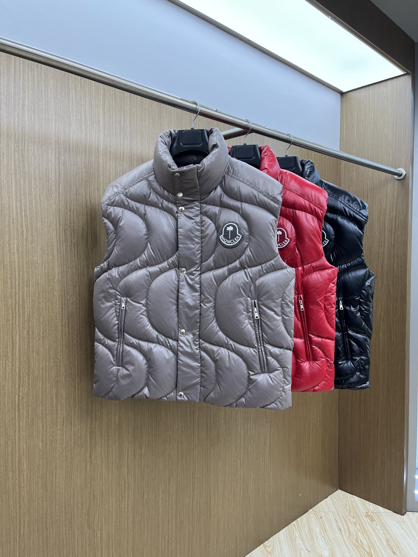 秋冬羽绒 Mon 🔥🔥最新款时尚休闲羽绒外套马甲立领，冬季顶级轻奢羽绒服，胸前经典LOGO刺绣爆款羽绒服