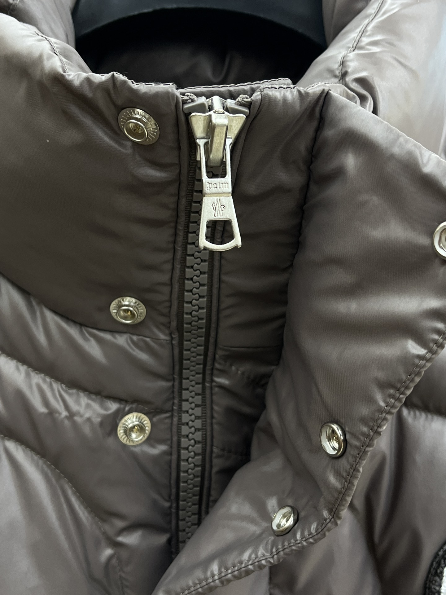 秋冬羽绒 Mon 🔥🔥最新款时尚休闲羽绒外套马甲立领，冬季顶级轻奢羽绒服，胸前经典LOGO刺绣爆款羽绒服