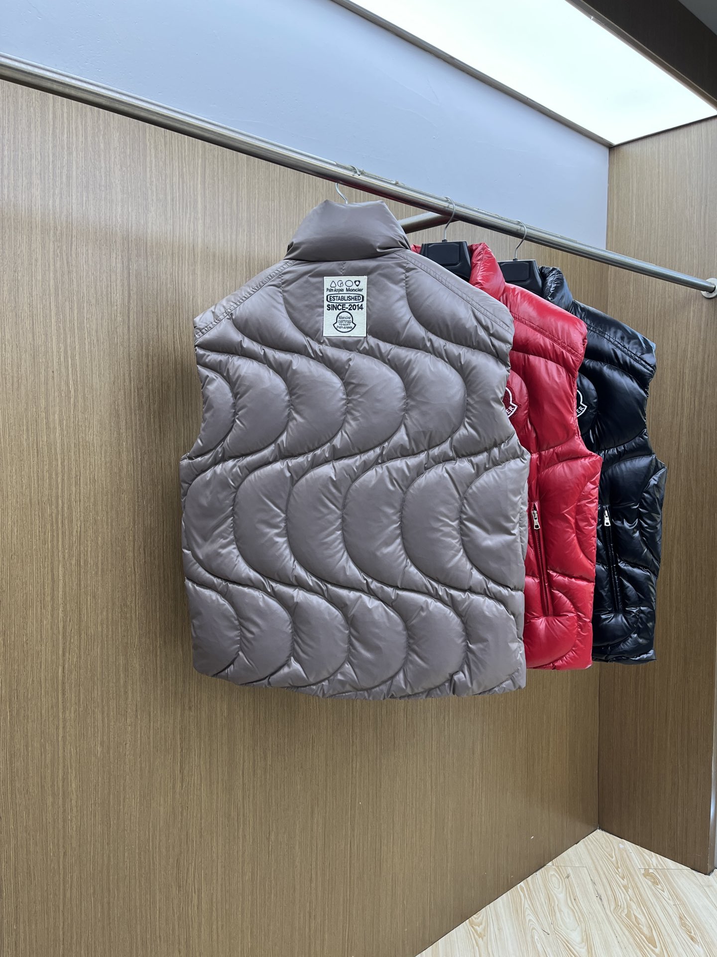 秋冬羽绒 Mon 🔥🔥最新款时尚休闲羽绒外套马甲立领，冬季顶级轻奢羽绒服，胸前经典LOGO刺绣爆款羽绒服