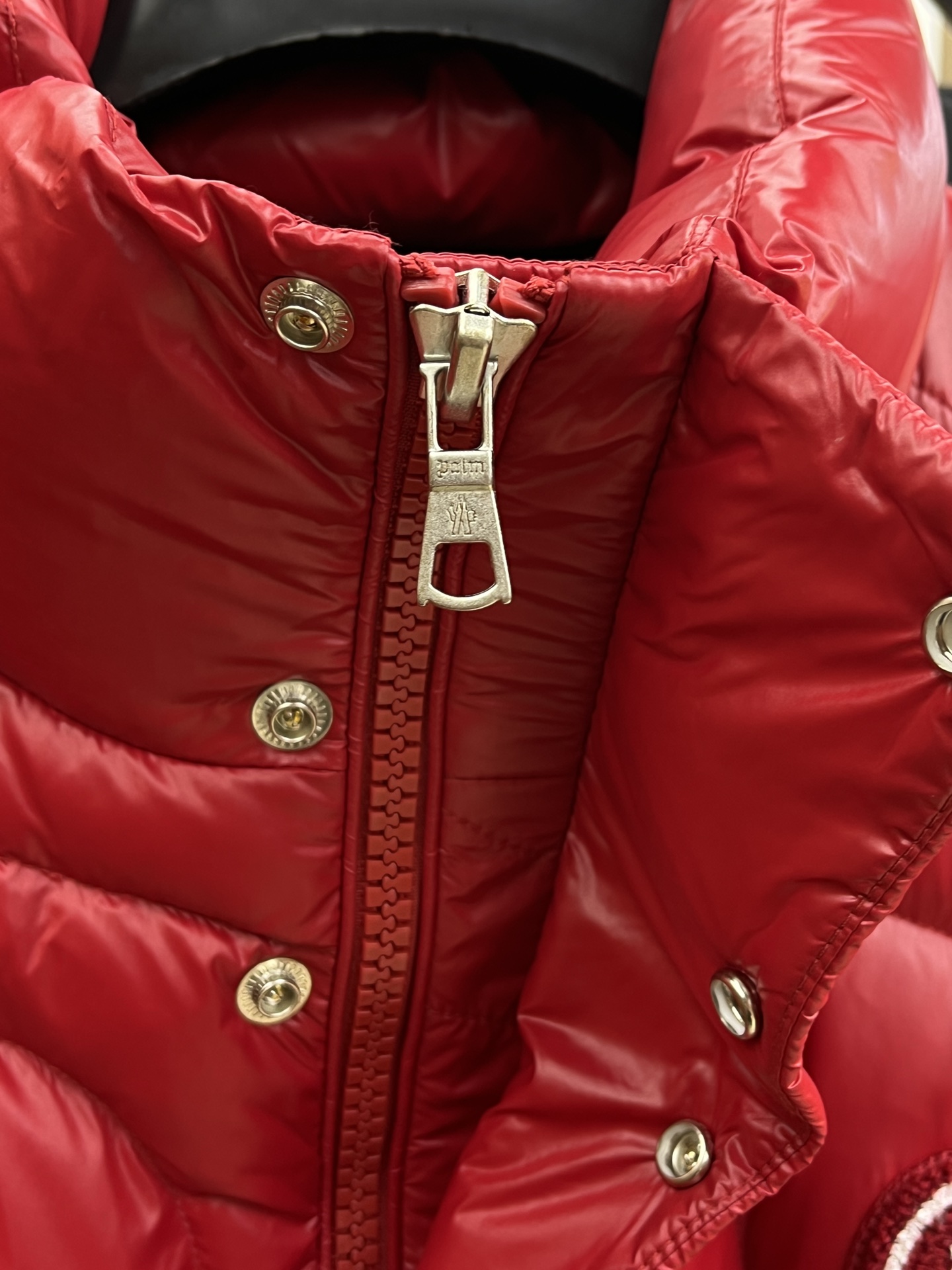 秋冬羽绒 Mon 🔥🔥最新款时尚休闲羽绒外套马甲立领，冬季顶级轻奢羽绒服，胸前经典LOGO刺绣爆款羽绒服