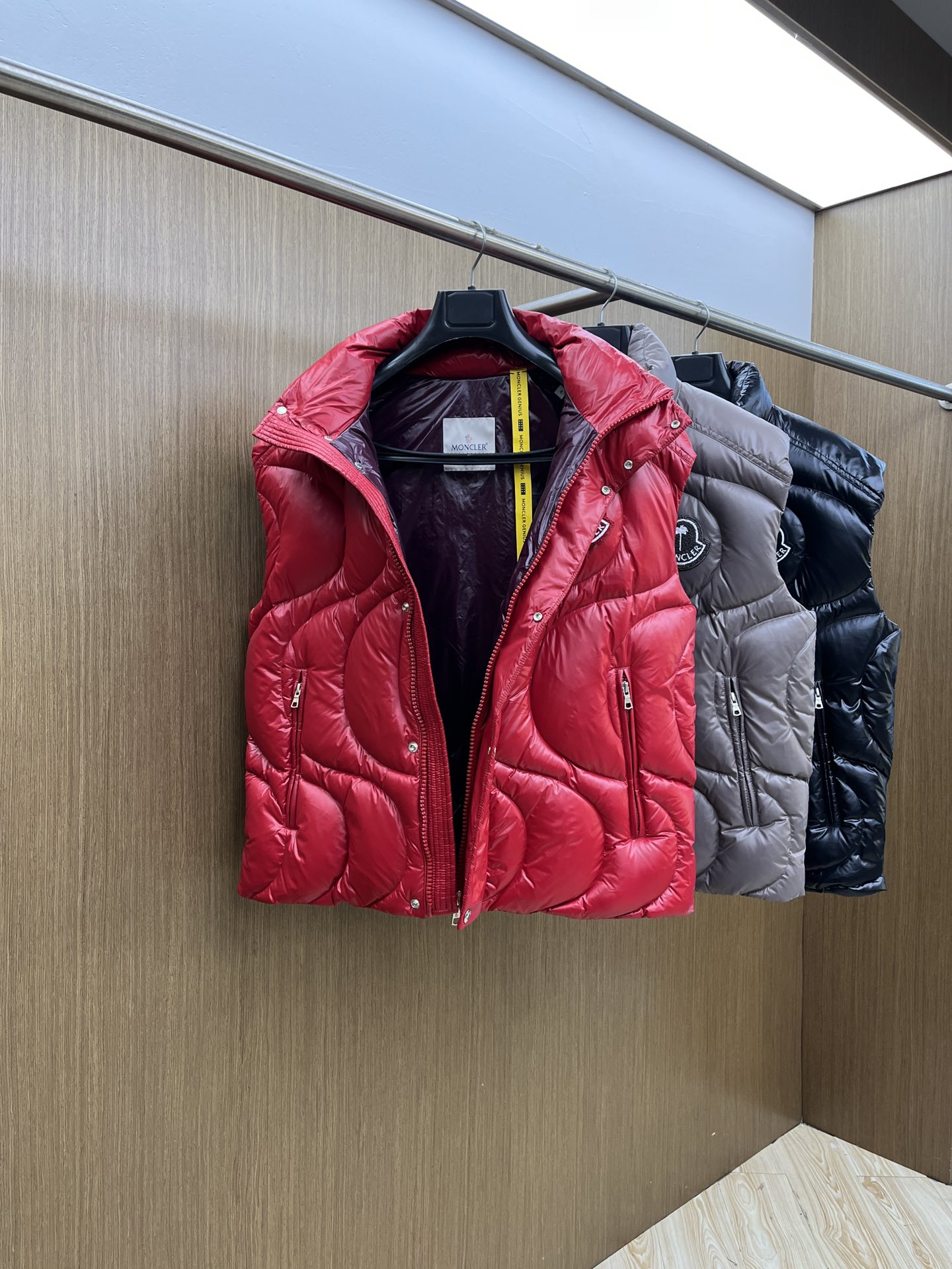 秋冬羽绒 Mon 🔥🔥最新款时尚休闲羽绒外套马甲立领，冬季顶级轻奢羽绒服，胸前经典LOGO刺绣爆款羽绒服