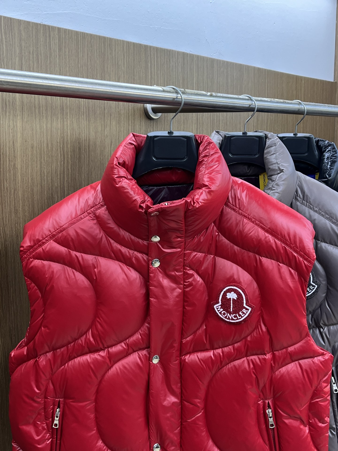 秋冬羽绒 Mon 🔥🔥最新款时尚休闲羽绒外套马甲立领，冬季顶级轻奢羽绒服，胸前经典LOGO刺绣爆款羽绒服