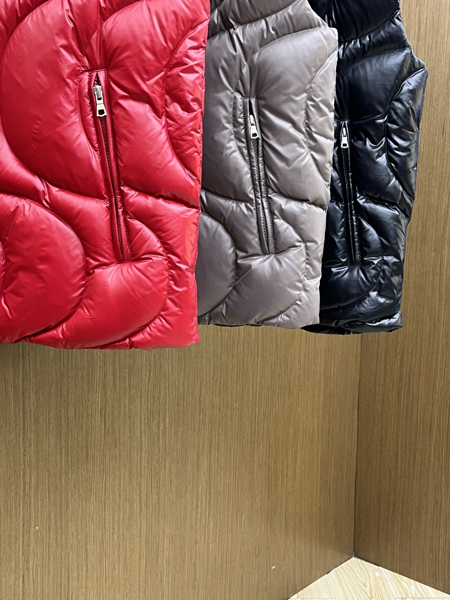 秋冬羽绒 Mon 🔥🔥最新款时尚休闲羽绒外套马甲立领，冬季顶级轻奢羽绒服，胸前经典LOGO刺绣爆款羽绒服