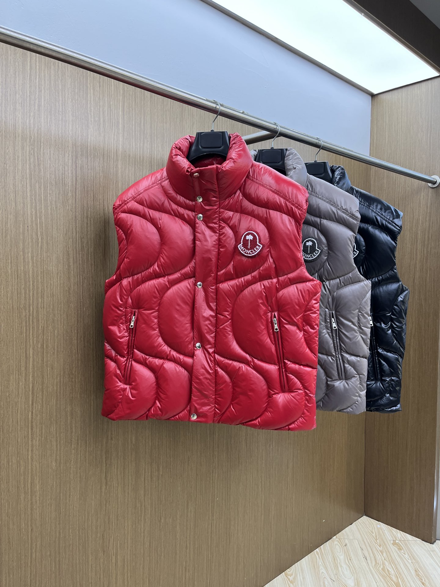 秋冬羽绒 Mon 🔥🔥最新款时尚休闲羽绒外套马甲立领，冬季顶级轻奢羽绒服，胸前经典LOGO刺绣爆款羽绒服