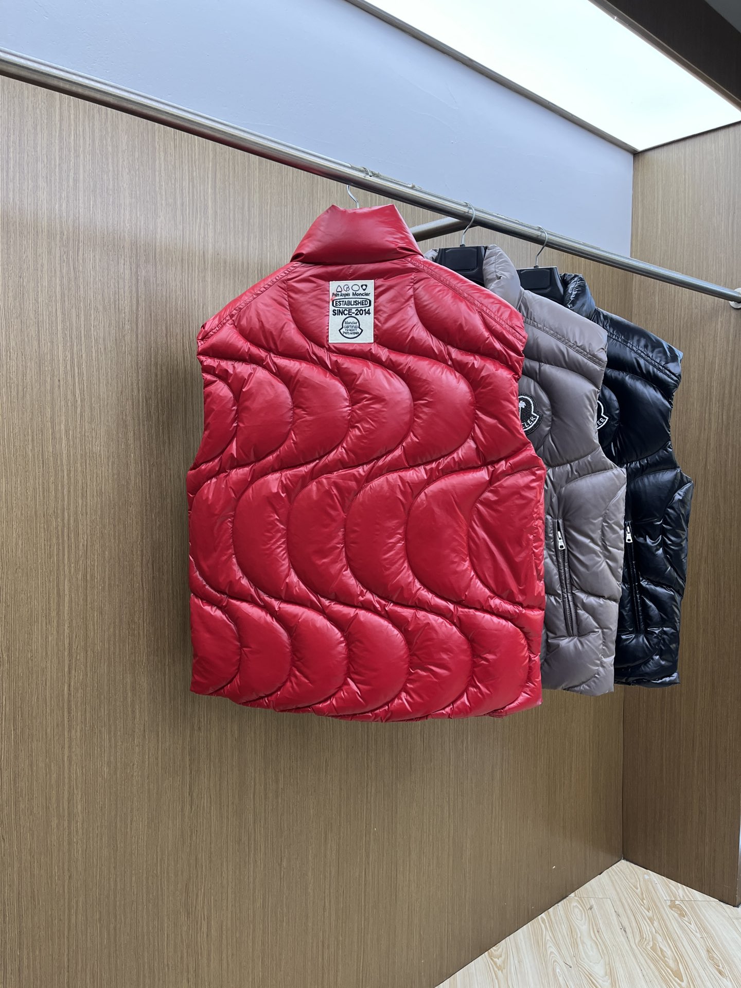 秋冬羽绒 Mon 🔥🔥最新款时尚休闲羽绒外套马甲立领，冬季顶级轻奢羽绒服，胸前经典LOGO刺绣爆款羽绒服