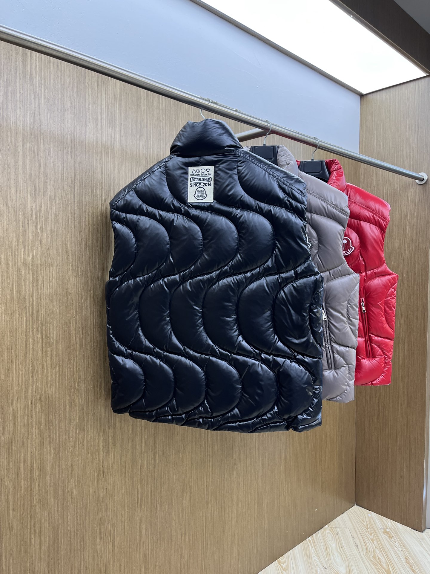 秋冬羽绒 Mon 🔥🔥最新款时尚休闲羽绒外套马甲立领，冬季顶级轻奢羽绒服，胸前经典LOGO刺绣爆款羽绒服