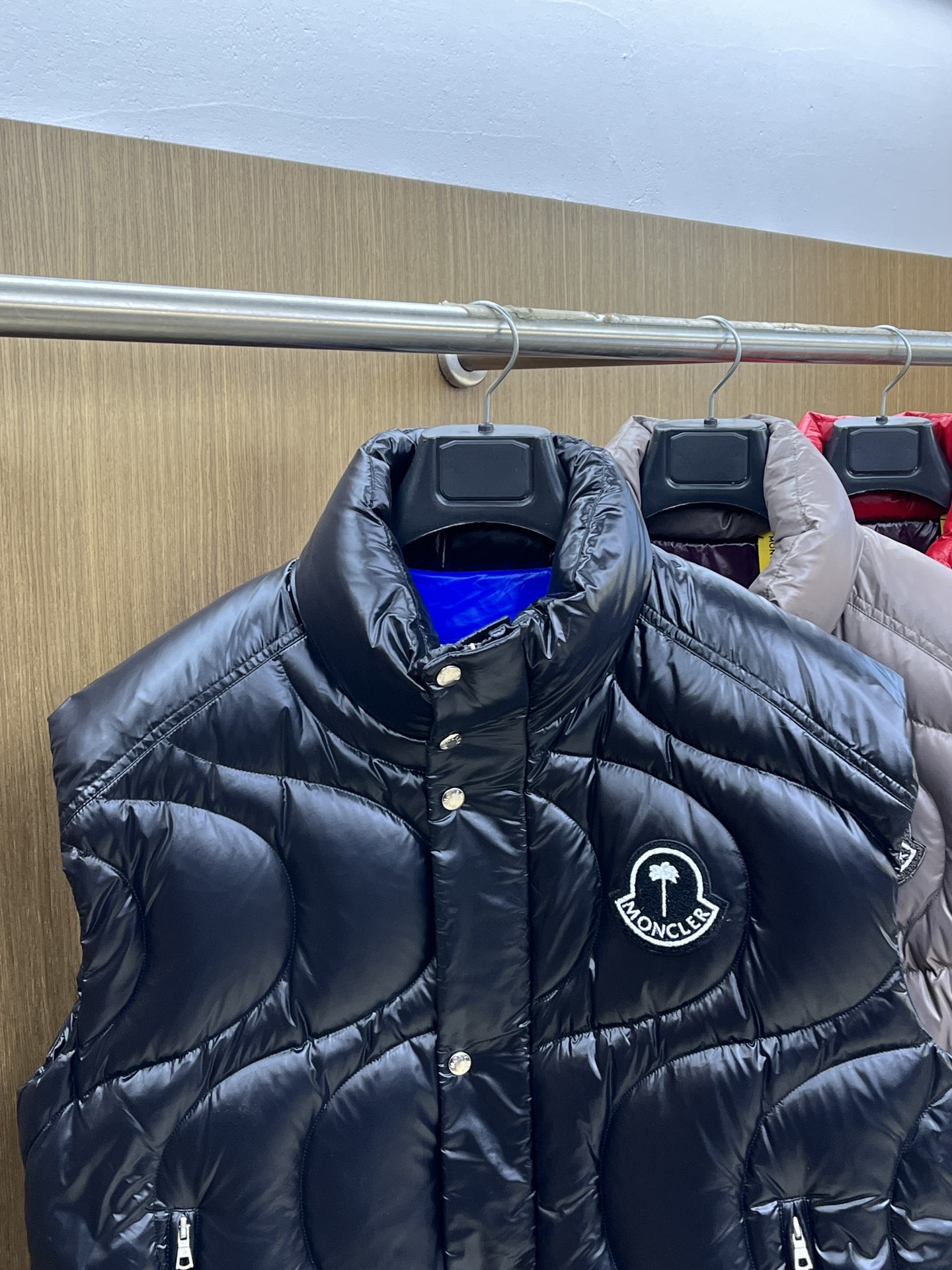 秋冬羽绒 Mon 🔥🔥最新款时尚休闲羽绒外套马甲立领，冬季顶级轻奢羽绒服，胸前经典LOGO刺绣爆款羽绒服