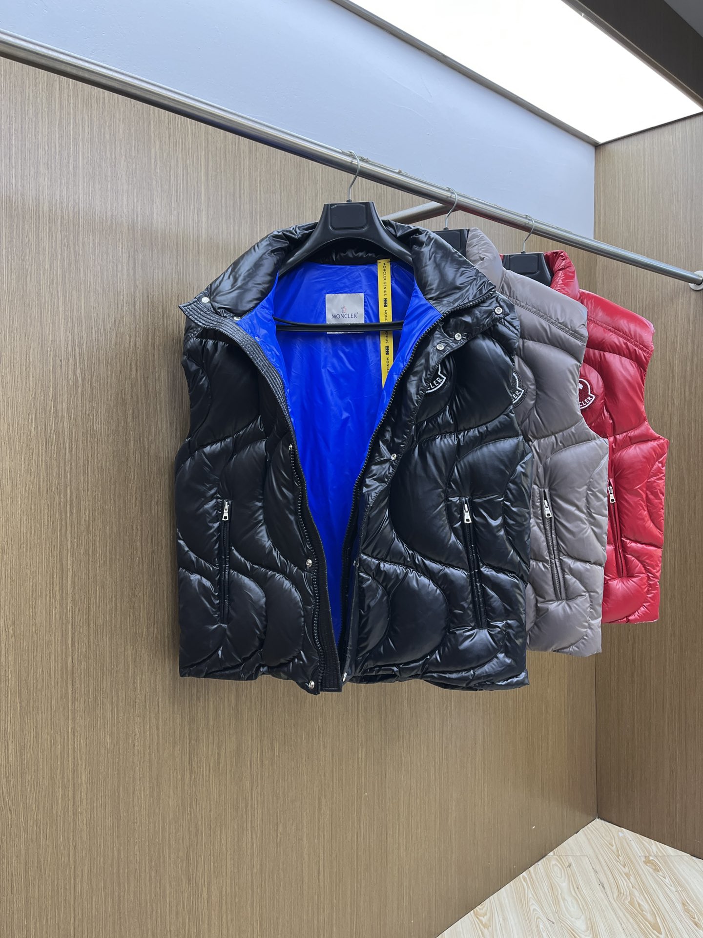 秋冬羽绒 Mon 🔥🔥最新款时尚休闲羽绒外套马甲立领，冬季顶级轻奢羽绒服，胸前经典LOGO刺绣爆款羽绒服