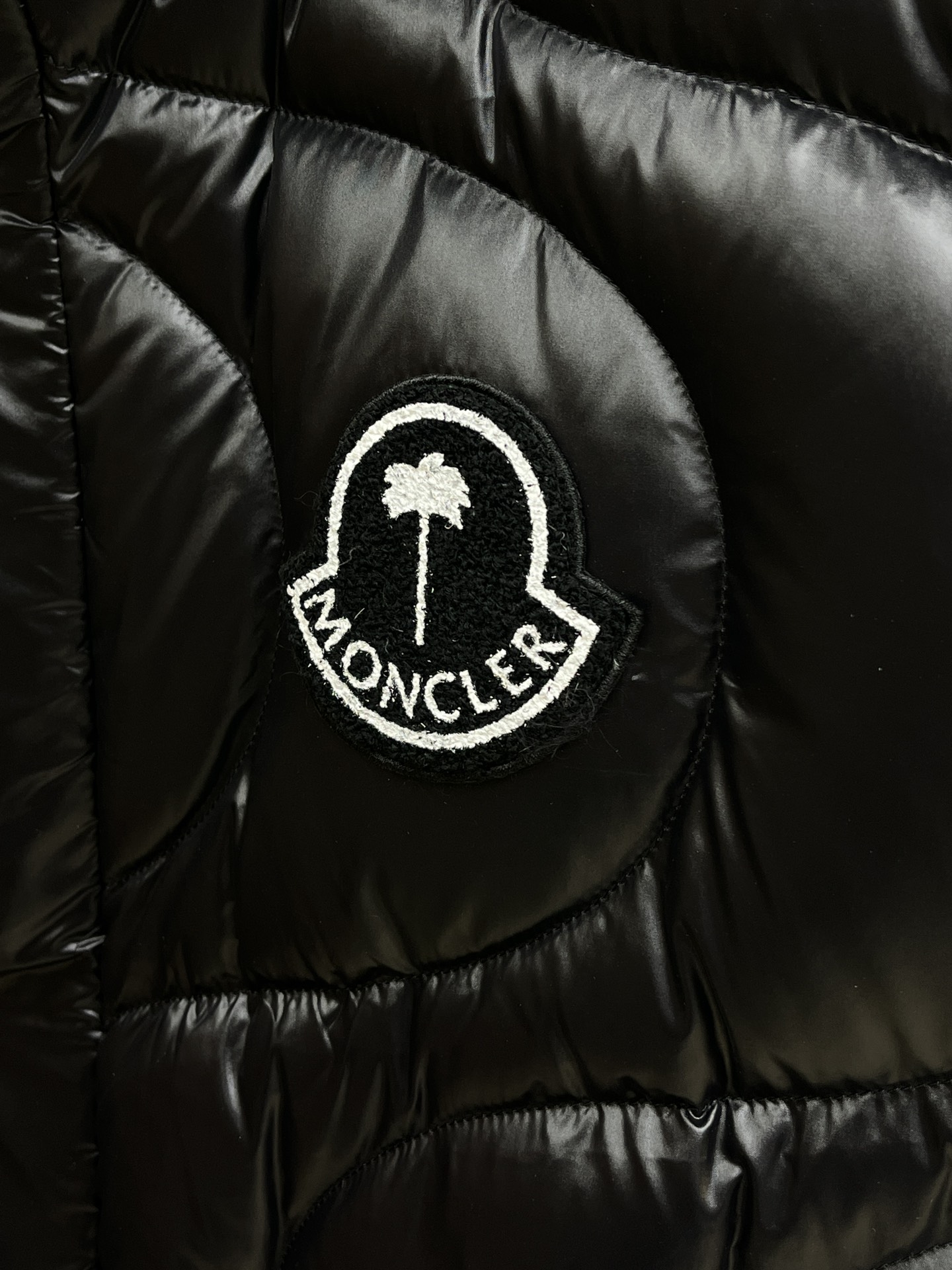 秋冬羽绒 Mon 🔥🔥最新款时尚休闲羽绒外套马甲立领，冬季顶级轻奢羽绒服，胸前经典LOGO刺绣爆款羽绒服