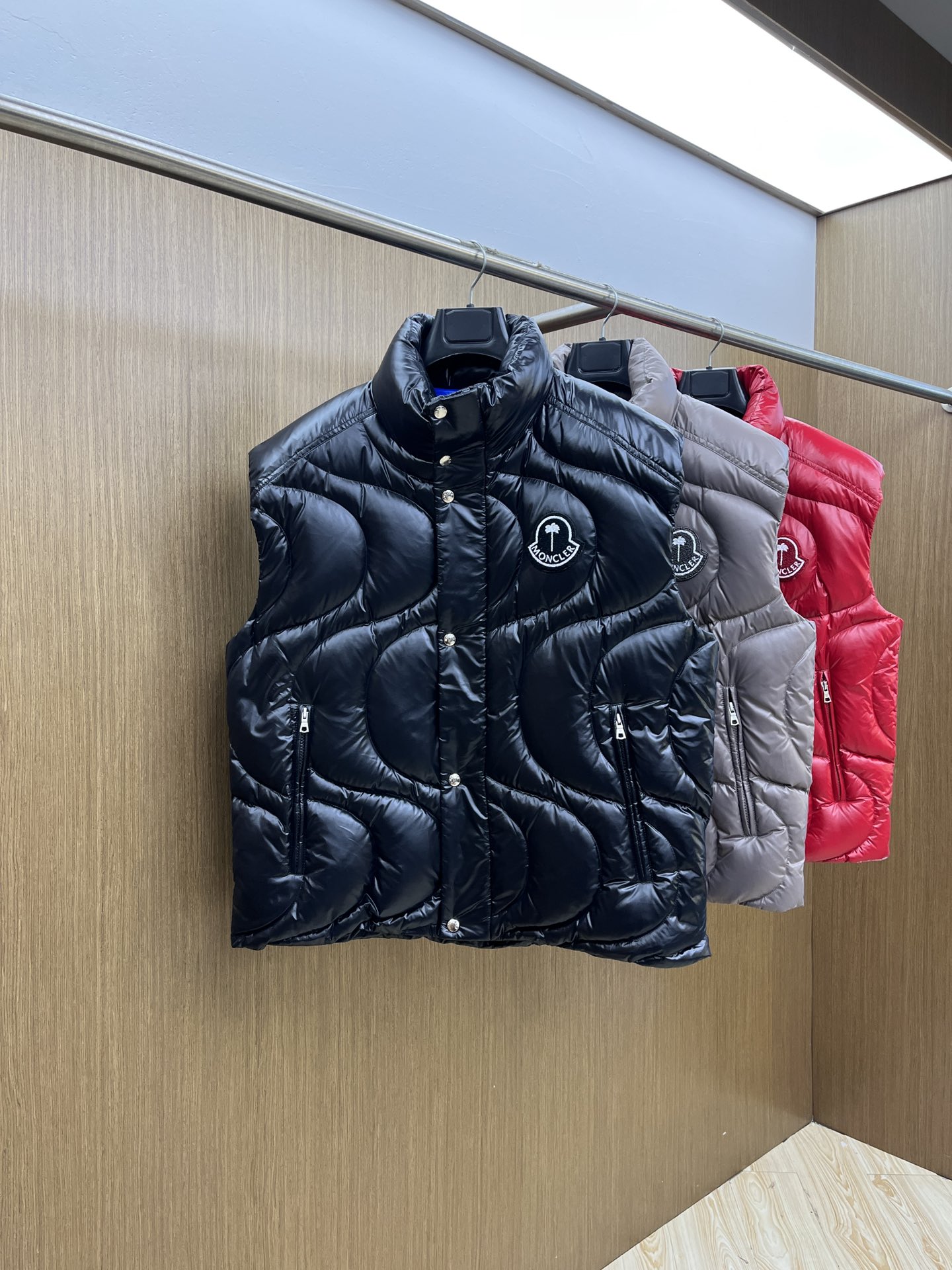 秋冬羽绒 Mon 🔥🔥最新款时尚休闲羽绒外套马甲立领，冬季顶级轻奢羽绒服，胸前经典LOGO刺绣爆款羽绒服
