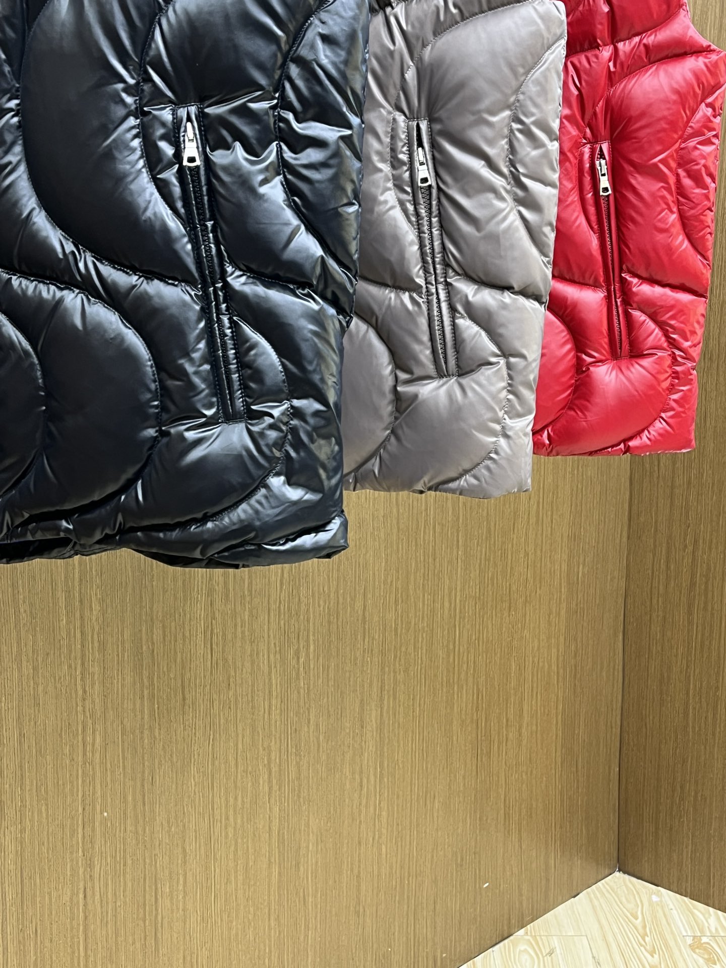 秋冬羽绒 Mon 🔥🔥最新款时尚休闲羽绒外套马甲立领，冬季顶级轻奢羽绒服，胸前经典LOGO刺绣爆款羽绒服