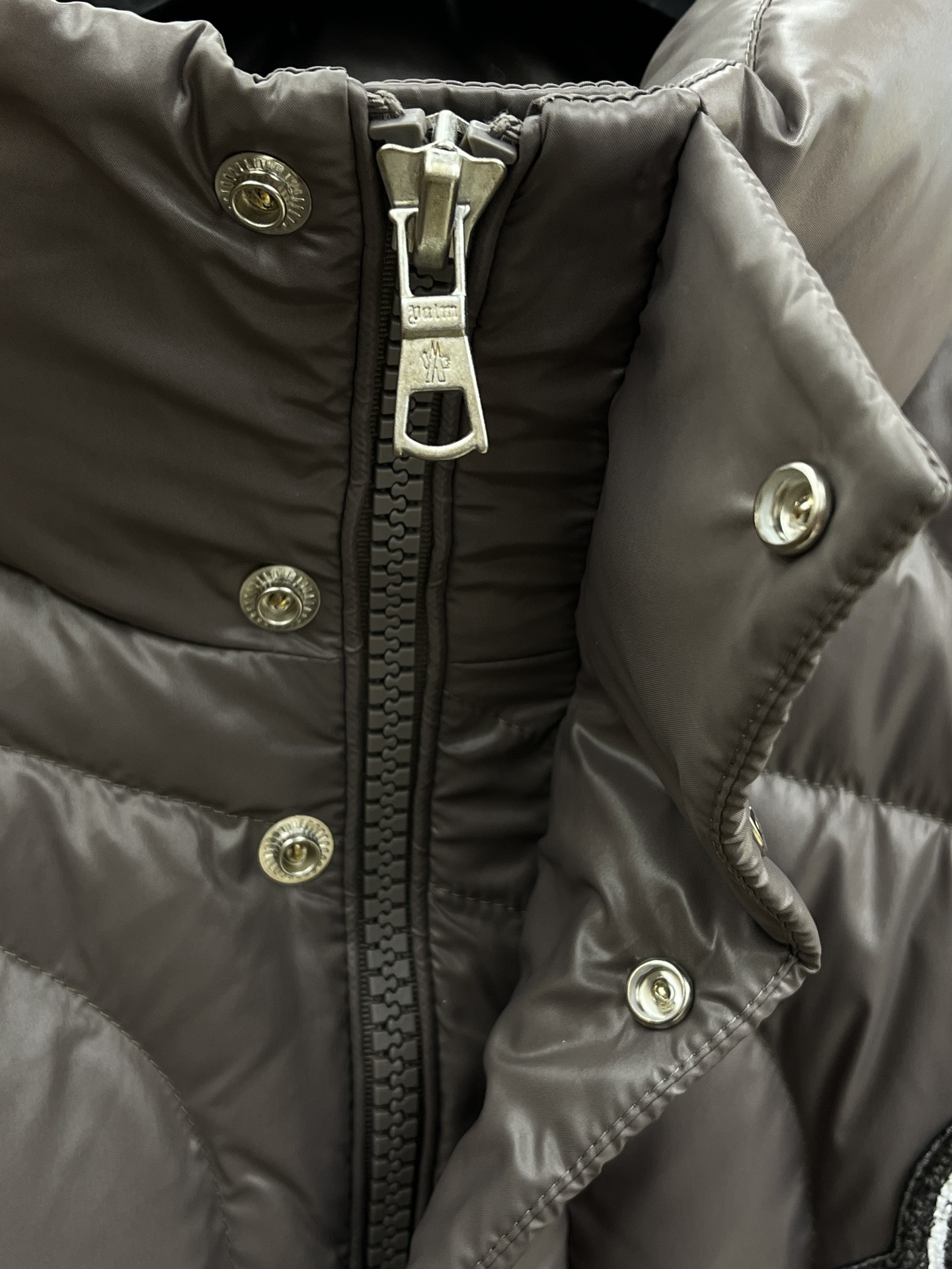 秋冬羽绒 Mon 🔥🔥最新款时尚休闲羽绒外套立领羽绒服，冬季顶级轻奢羽绒服，胸前经典LOGO刺绣爆款羽绒