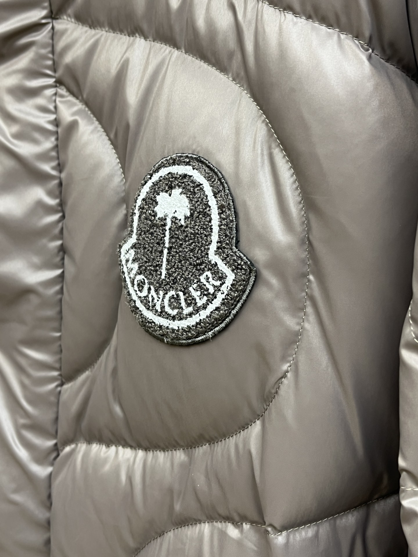 秋冬羽绒 Mon 🔥🔥最新款时尚休闲羽绒外套立领羽绒服，冬季顶级轻奢羽绒服，胸前经典LOGO刺绣爆款羽绒