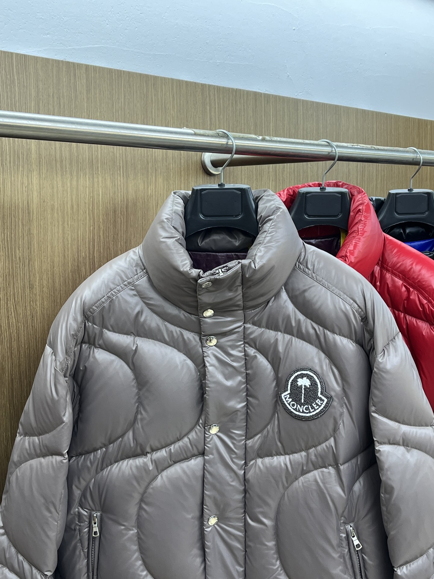 秋冬羽绒 Mon 🔥🔥最新款时尚休闲羽绒外套立领羽绒服，冬季顶级轻奢羽绒服，胸前经典LOGO刺绣爆款羽绒