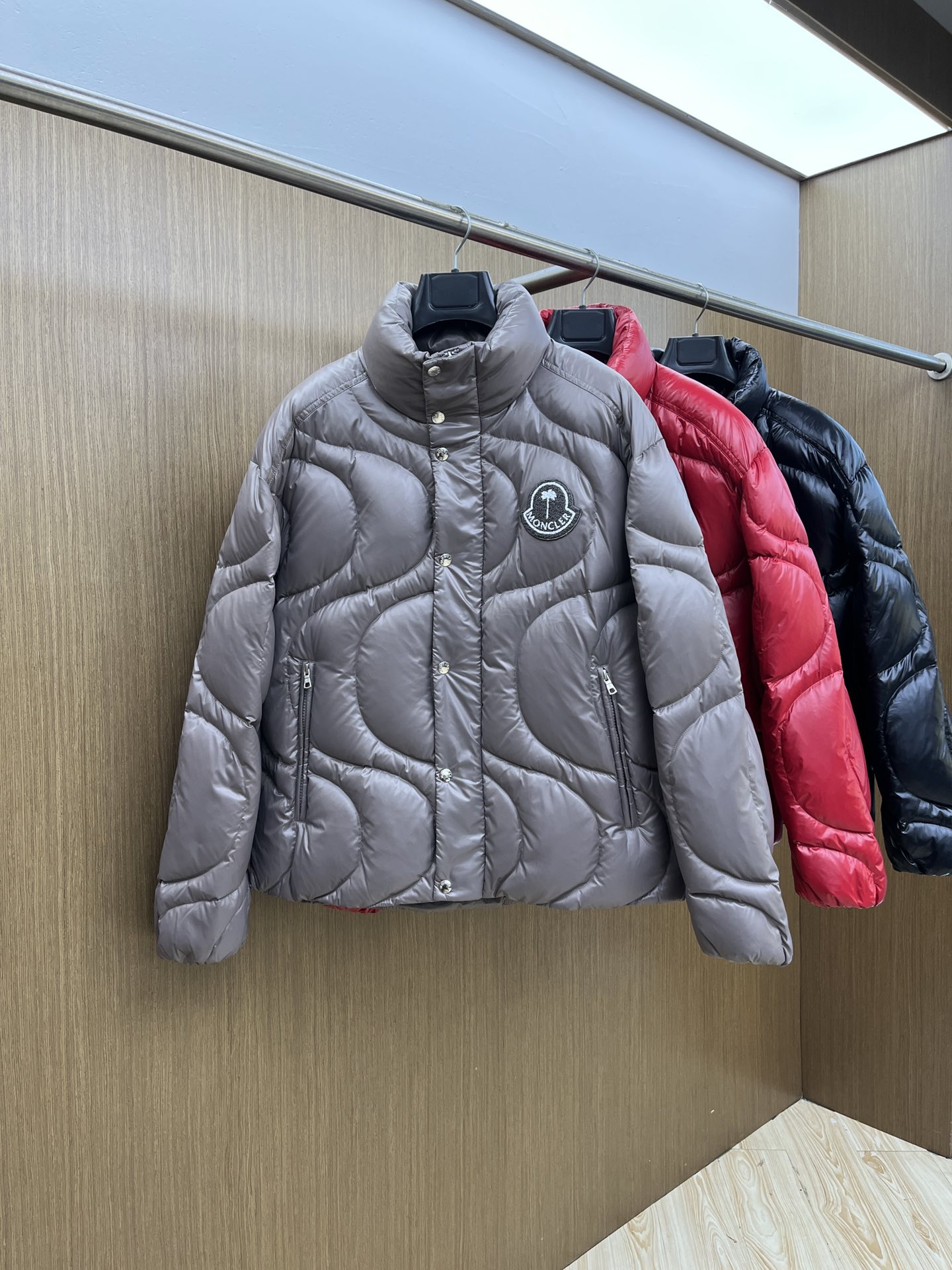 秋冬羽绒 Mon 🔥🔥最新款时尚休闲羽绒外套立领羽绒服，冬季顶级轻奢羽绒服，胸前经典LOGO刺绣爆款羽绒