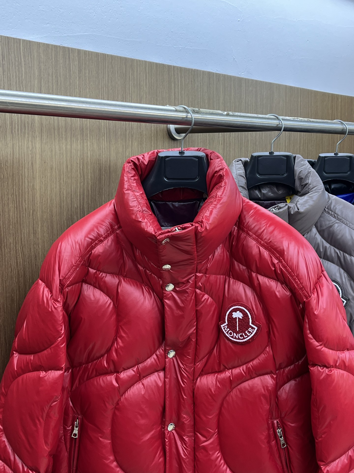 秋冬羽绒 Mon 🔥🔥最新款时尚休闲羽绒外套立领羽绒服，冬季顶级轻奢羽绒服，胸前经典LOGO刺绣爆款羽绒