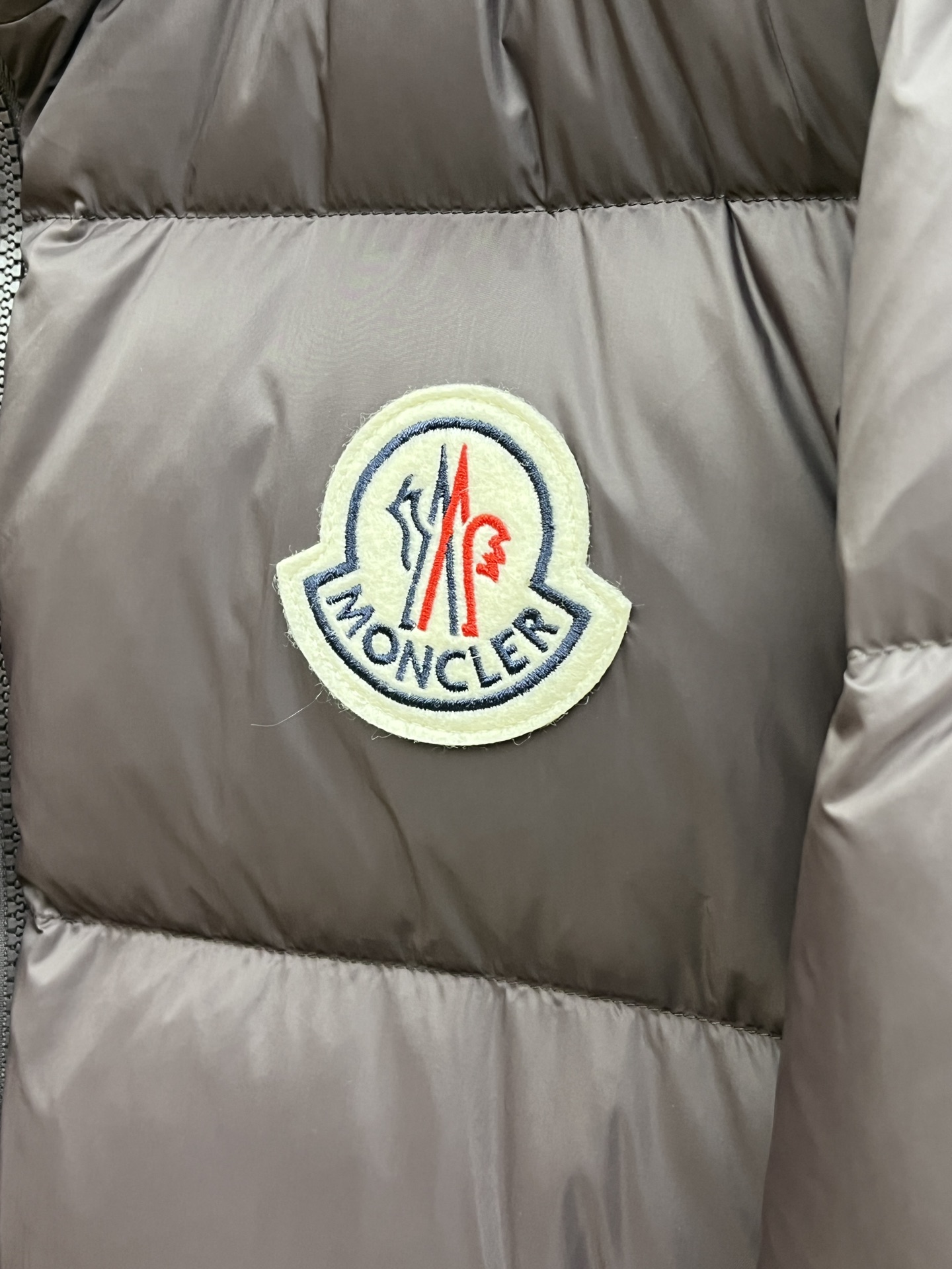 秋冬羽绒 Mon 🔥🔥最新款时尚设计师款羽绒外套❤️‍🔥立领羽绒服，胸口经典logo爆款羽绒服，90#白