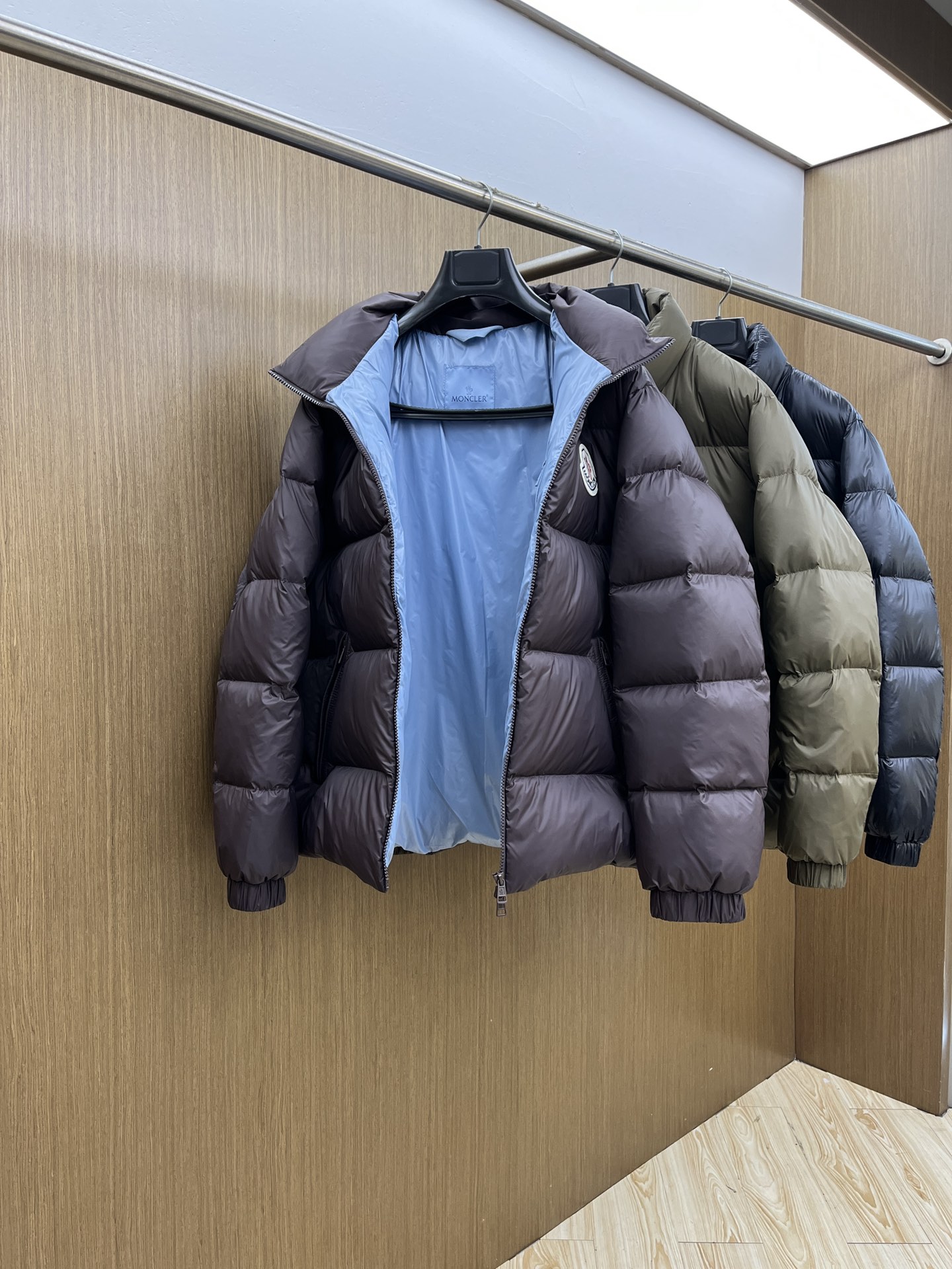 秋冬羽绒 Mon 🔥🔥最新款时尚设计师款羽绒外套❤️‍🔥立领羽绒服，胸口经典logo爆款羽绒服，90#白