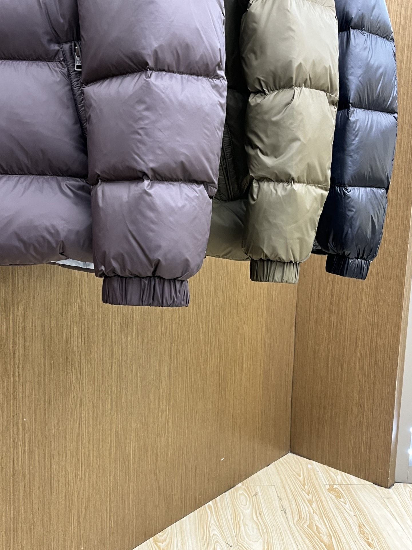 秋冬羽绒 Mon 🔥🔥最新款时尚设计师款羽绒外套❤️‍🔥立领羽绒服，胸口经典logo爆款羽绒服，90#白