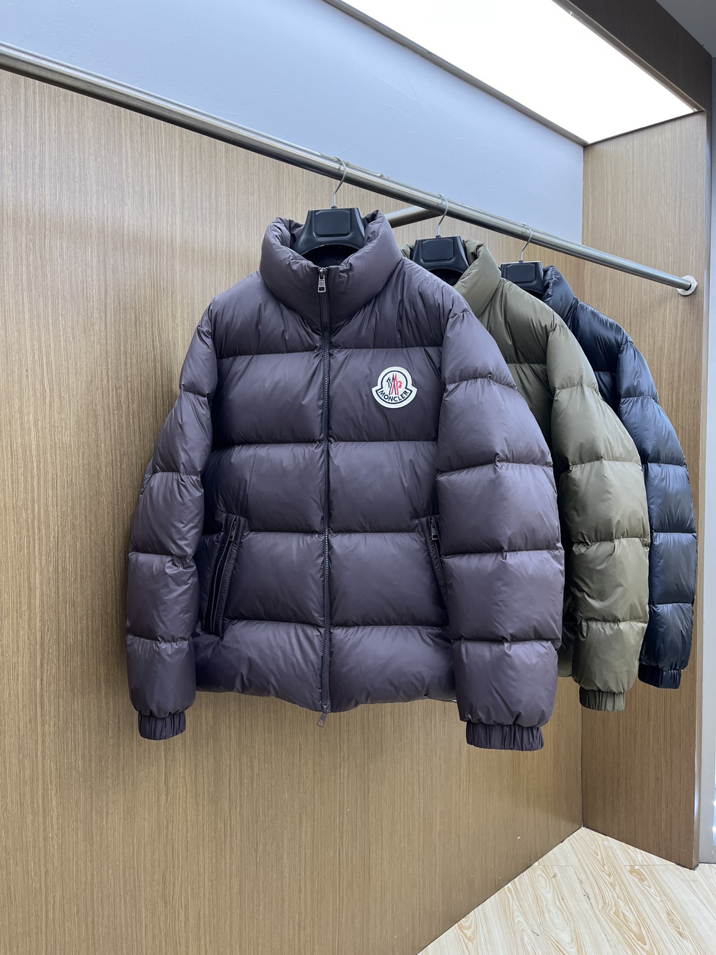 秋冬羽绒 Mon 🔥🔥最新款时尚设计师款羽绒外套❤️‍🔥立领羽绒服，胸口经典logo爆款羽绒服，90#白