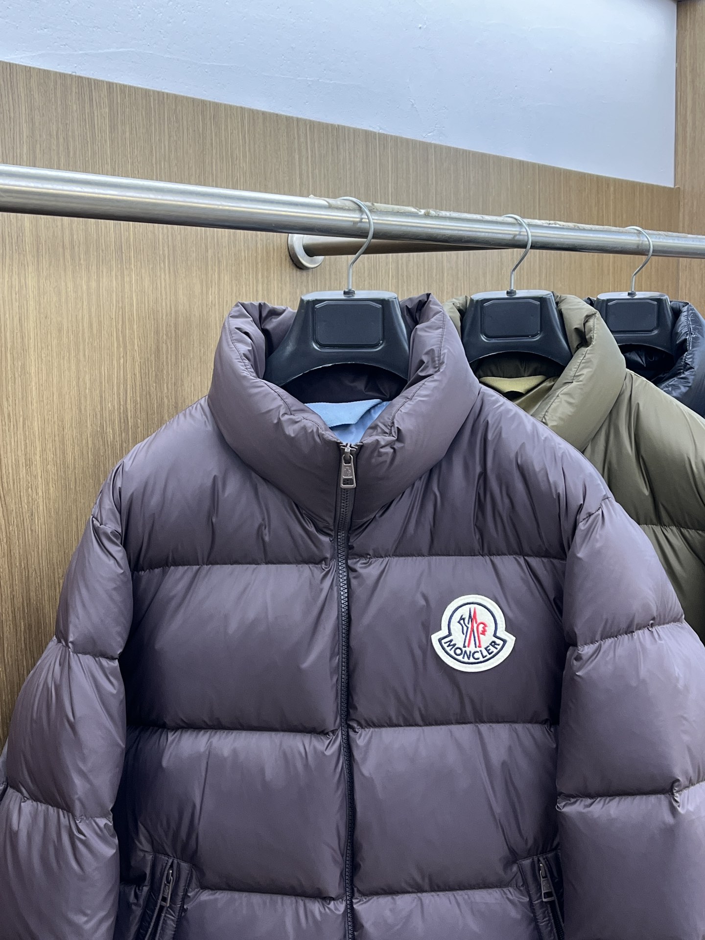 秋冬羽绒 Mon 🔥🔥最新款时尚设计师款羽绒外套❤️‍🔥立领羽绒服，胸口经典logo爆款羽绒服，90#白