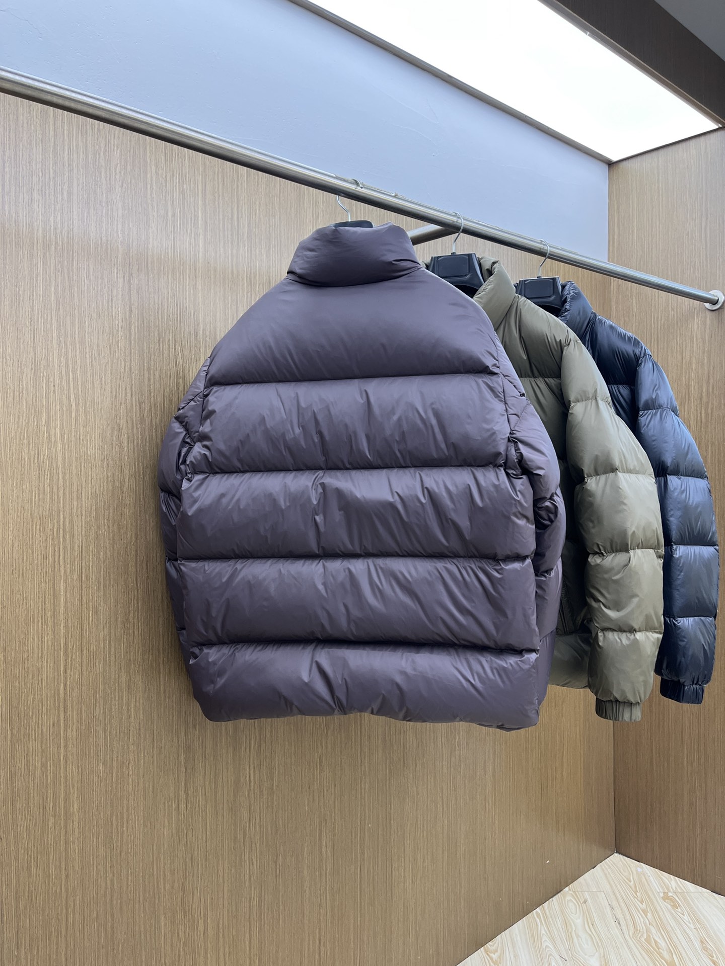 秋冬羽绒 Mon 🔥🔥最新款时尚设计师款羽绒外套❤️‍🔥立领羽绒服，胸口经典logo爆款羽绒服，90#白