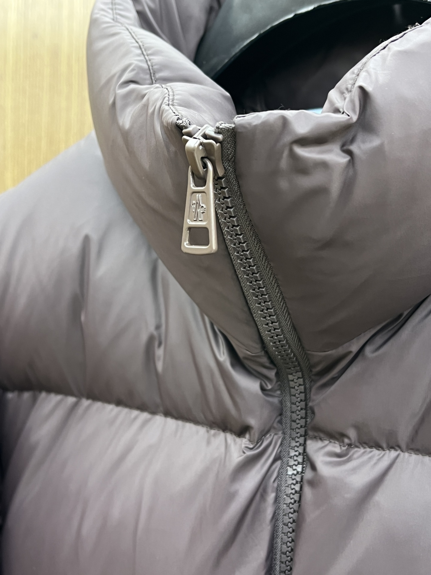 秋冬羽绒 Mon 🔥🔥最新款时尚设计师款羽绒外套❤️‍🔥立领羽绒服，胸口经典logo爆款羽绒服，90#白