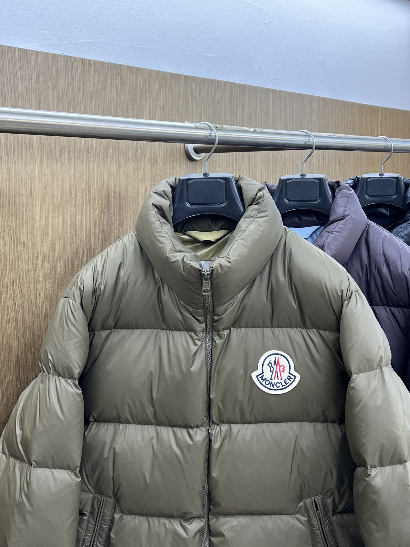 秋冬羽绒 Mon 🔥🔥最新款时尚设计师款羽绒外套❤️‍🔥立领羽绒服，胸口经典logo爆款羽绒服，90#白