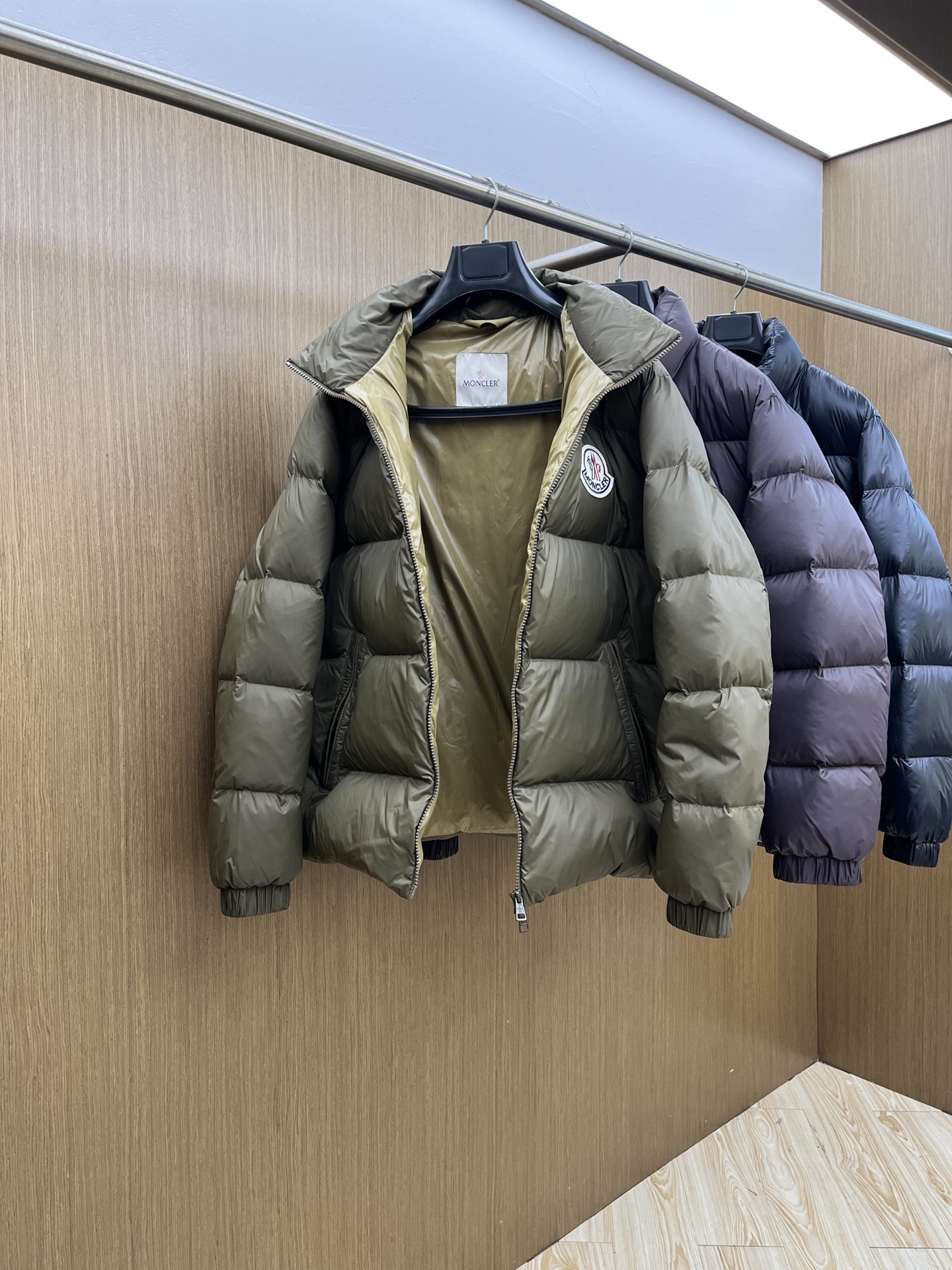 秋冬羽绒 Mon 🔥🔥最新款时尚设计师款羽绒外套❤️‍🔥立领羽绒服，胸口经典logo爆款羽绒服，90#白