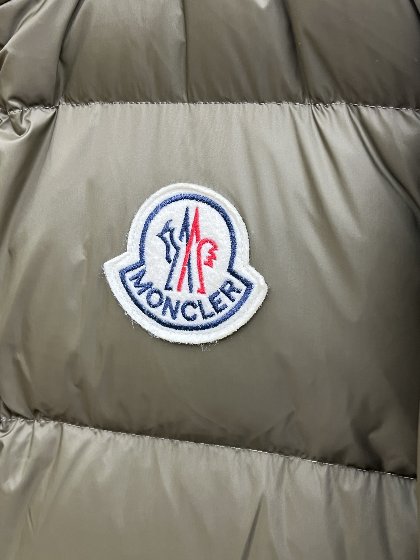 秋冬羽绒 Mon 🔥🔥最新款时尚设计师款羽绒外套❤️‍🔥立领羽绒服，胸口经典logo爆款羽绒服，90#白