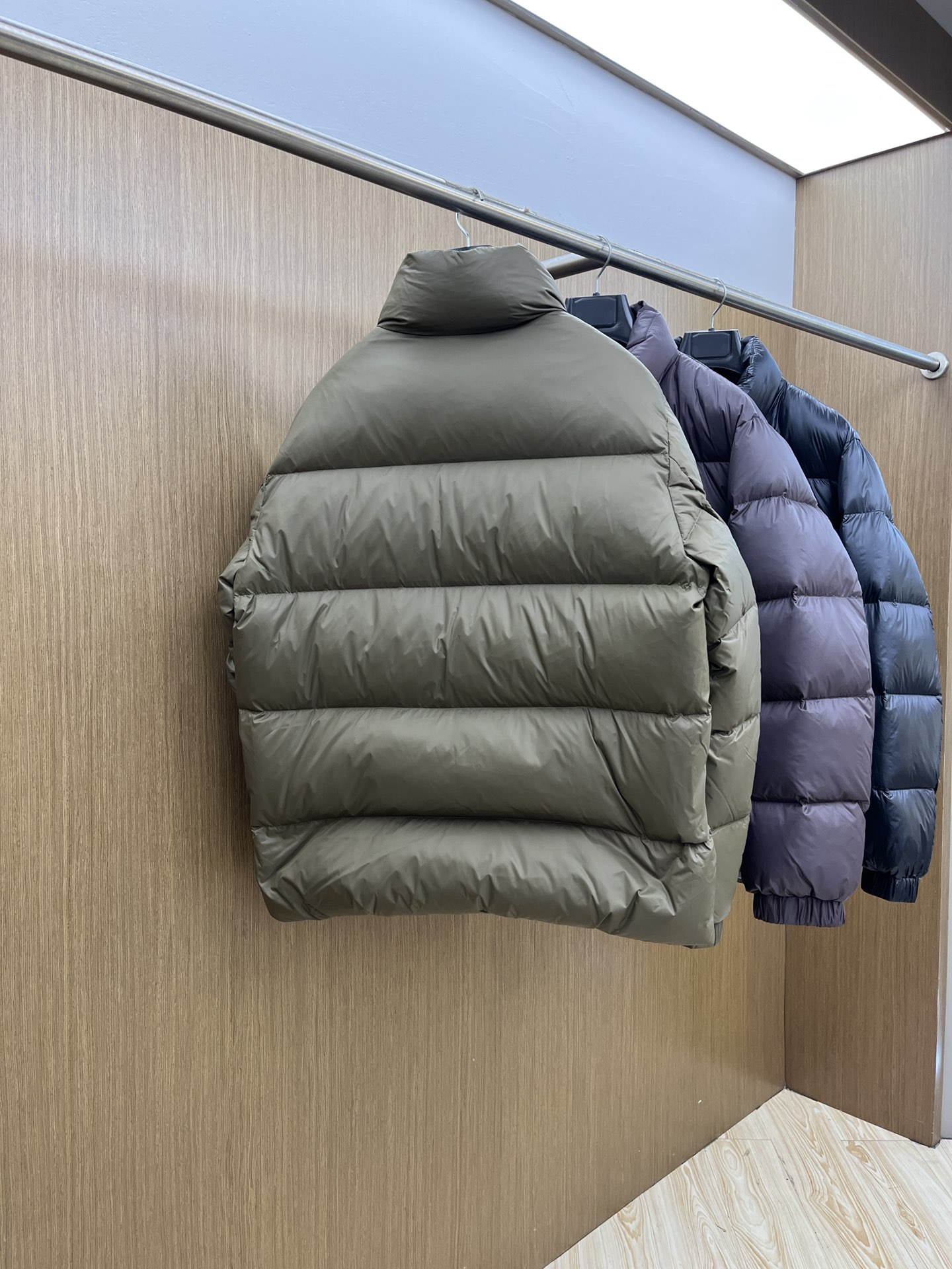 秋冬羽绒 Mon 🔥🔥最新款时尚设计师款羽绒外套❤️‍🔥立领羽绒服，胸口经典logo爆款羽绒服，90#白