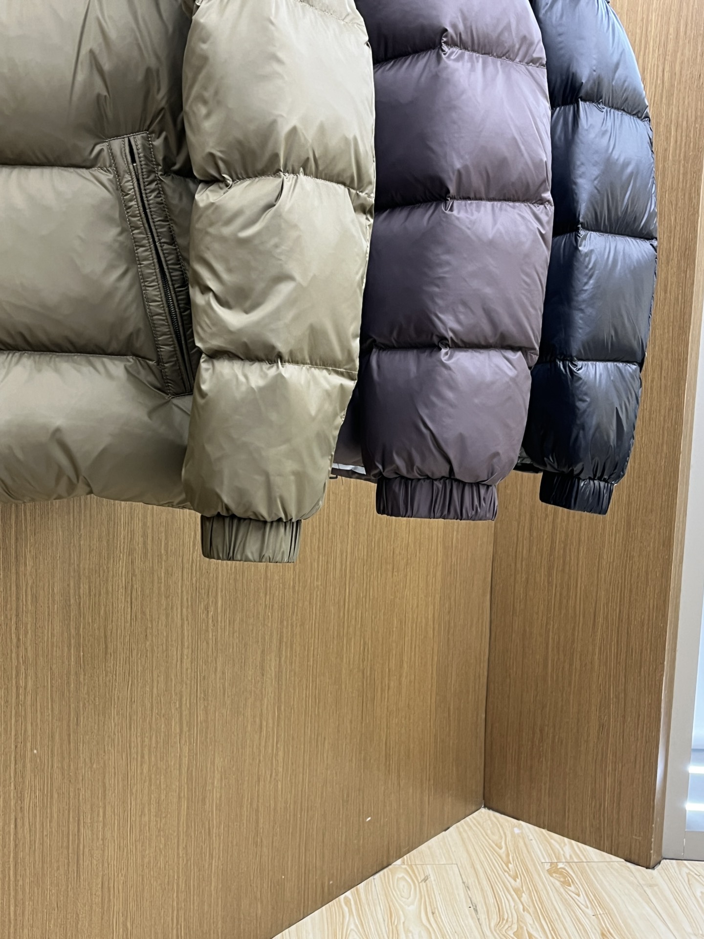 秋冬羽绒 Mon 🔥🔥最新款时尚设计师款羽绒外套❤️‍🔥立领羽绒服，胸口经典logo爆款羽绒服，90#白