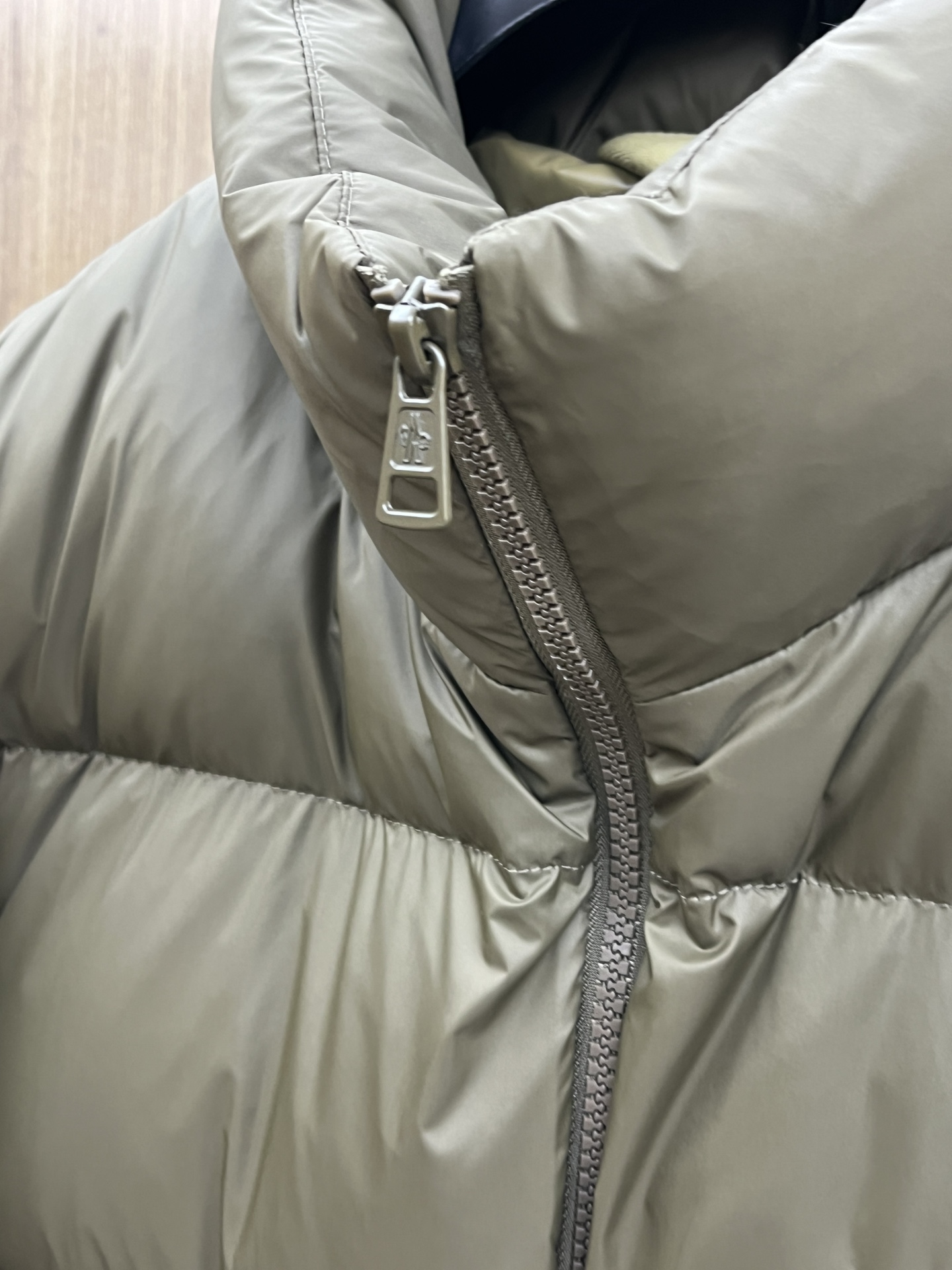 秋冬羽绒 Mon 🔥🔥最新款时尚设计师款羽绒外套❤️‍🔥立领羽绒服，胸口经典logo爆款羽绒服，90#白