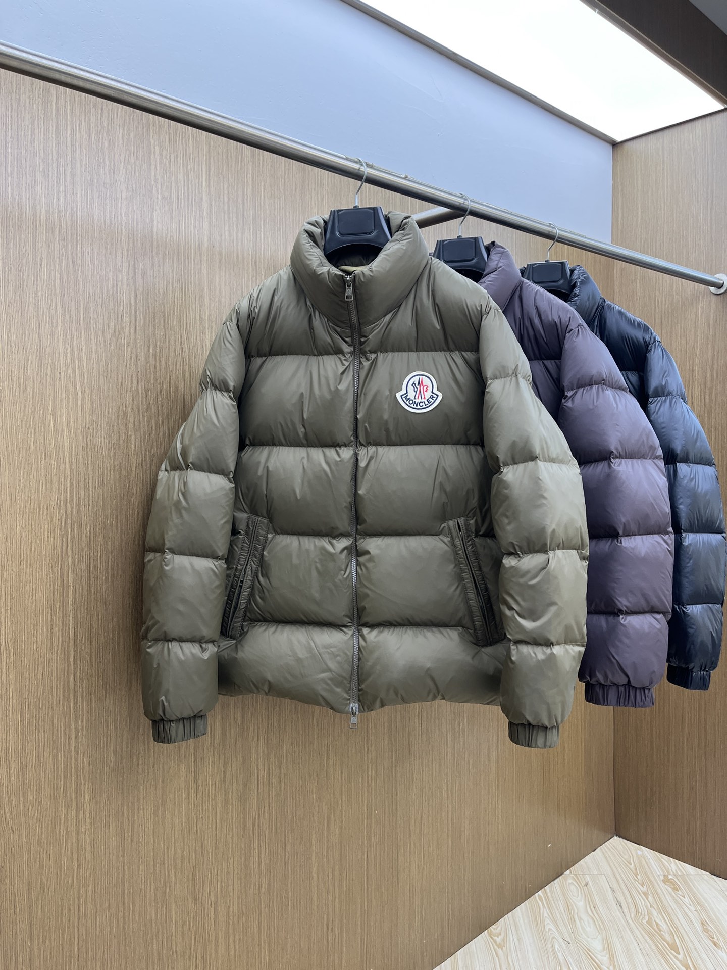 秋冬羽绒 Mon 🔥🔥最新款时尚设计师款羽绒外套❤️‍🔥立领羽绒服，胸口经典logo爆款羽绒服，90#白