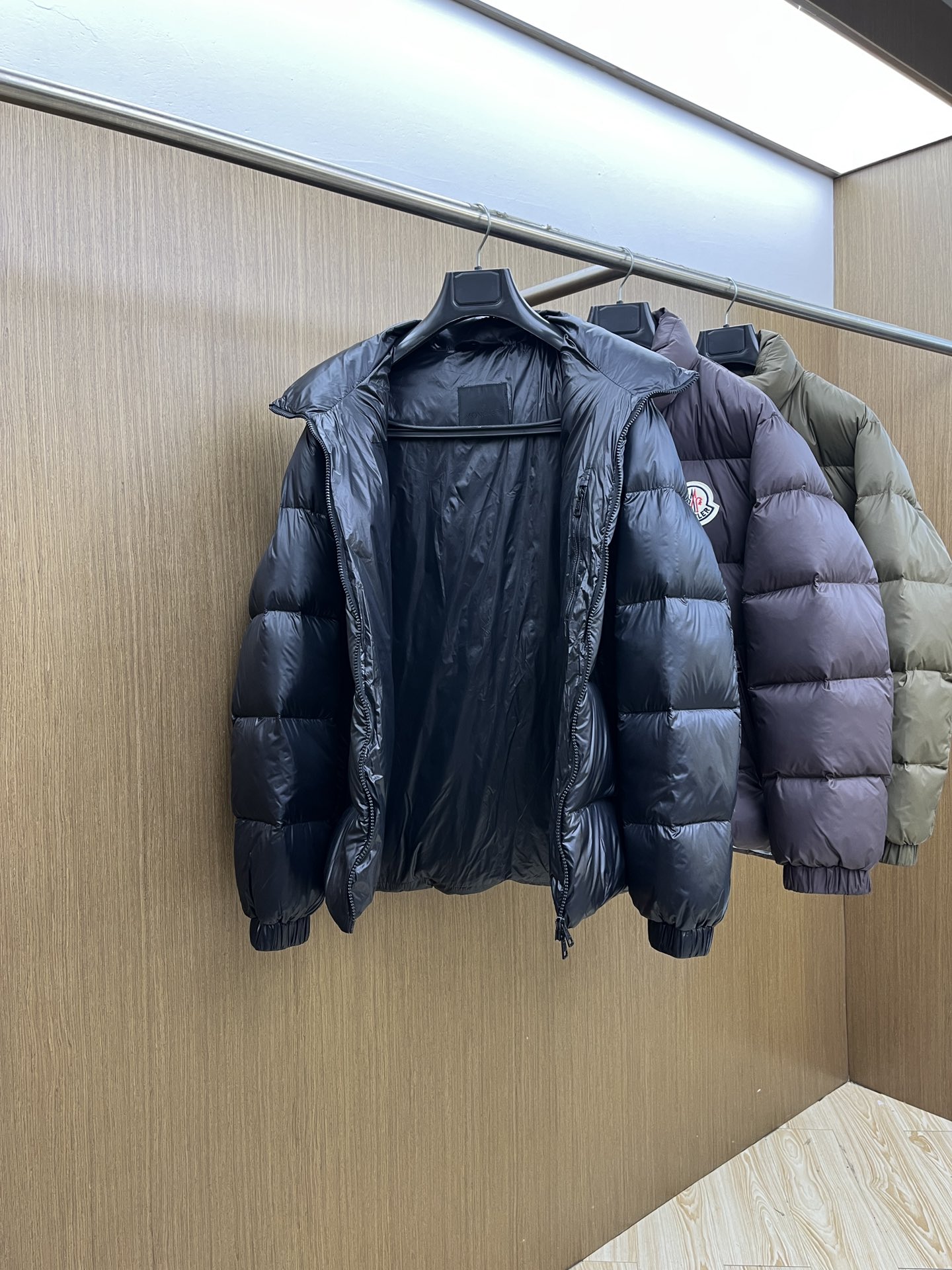 秋冬羽绒 Mon 🔥🔥最新款时尚设计师款羽绒外套❤️‍🔥立领羽绒服，胸口经典logo爆款羽绒服，90#白