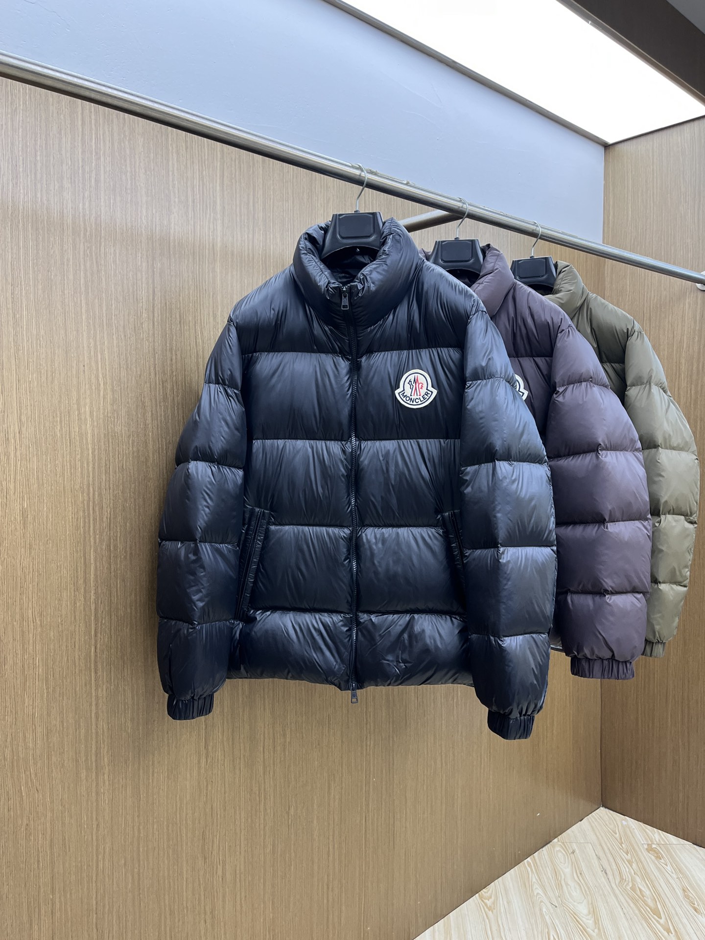 秋冬羽绒 Mon 🔥🔥最新款时尚设计师款羽绒外套❤️‍🔥立领羽绒服，胸口经典logo爆款羽绒服，90#白