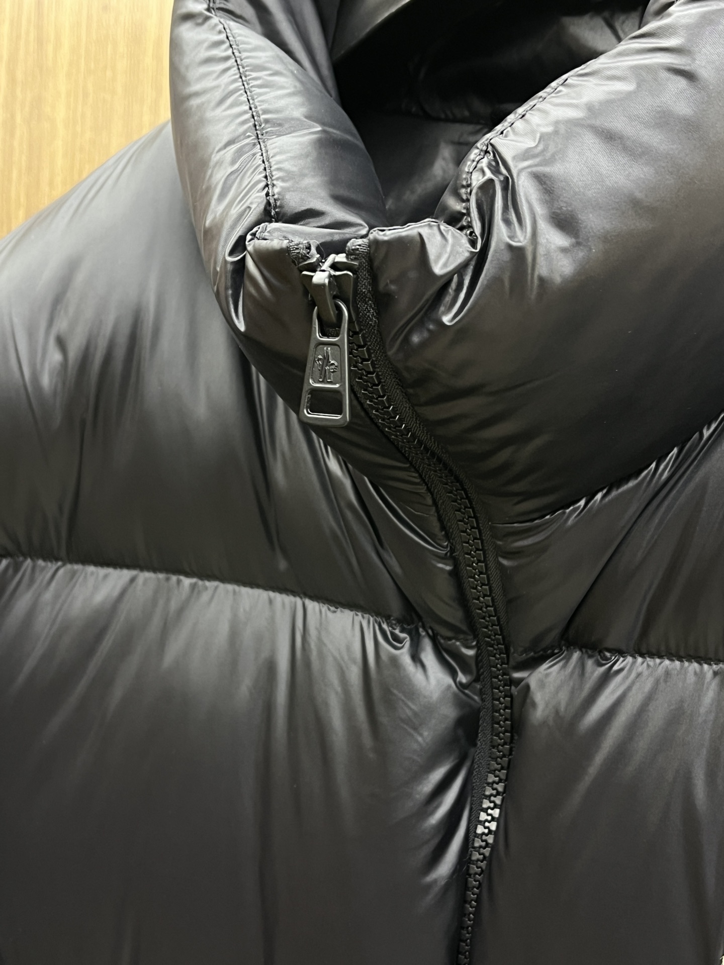 秋冬羽绒 Mon 🔥🔥最新款时尚设计师款羽绒外套❤️‍🔥立领羽绒服，胸口经典logo爆款羽绒服，90#白