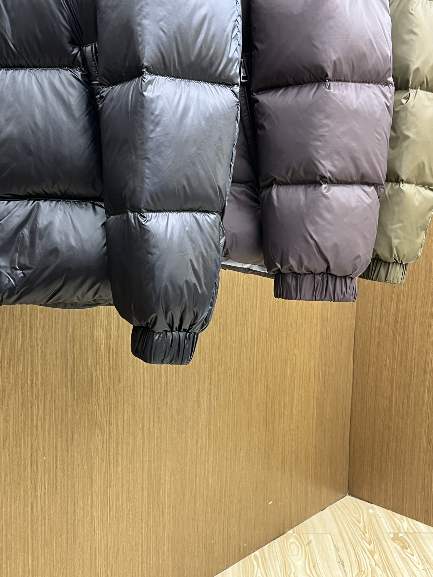 秋冬羽绒 Mon 🔥🔥最新款时尚设计师款羽绒外套❤️‍🔥立领羽绒服，胸口经典logo爆款羽绒服，90#白