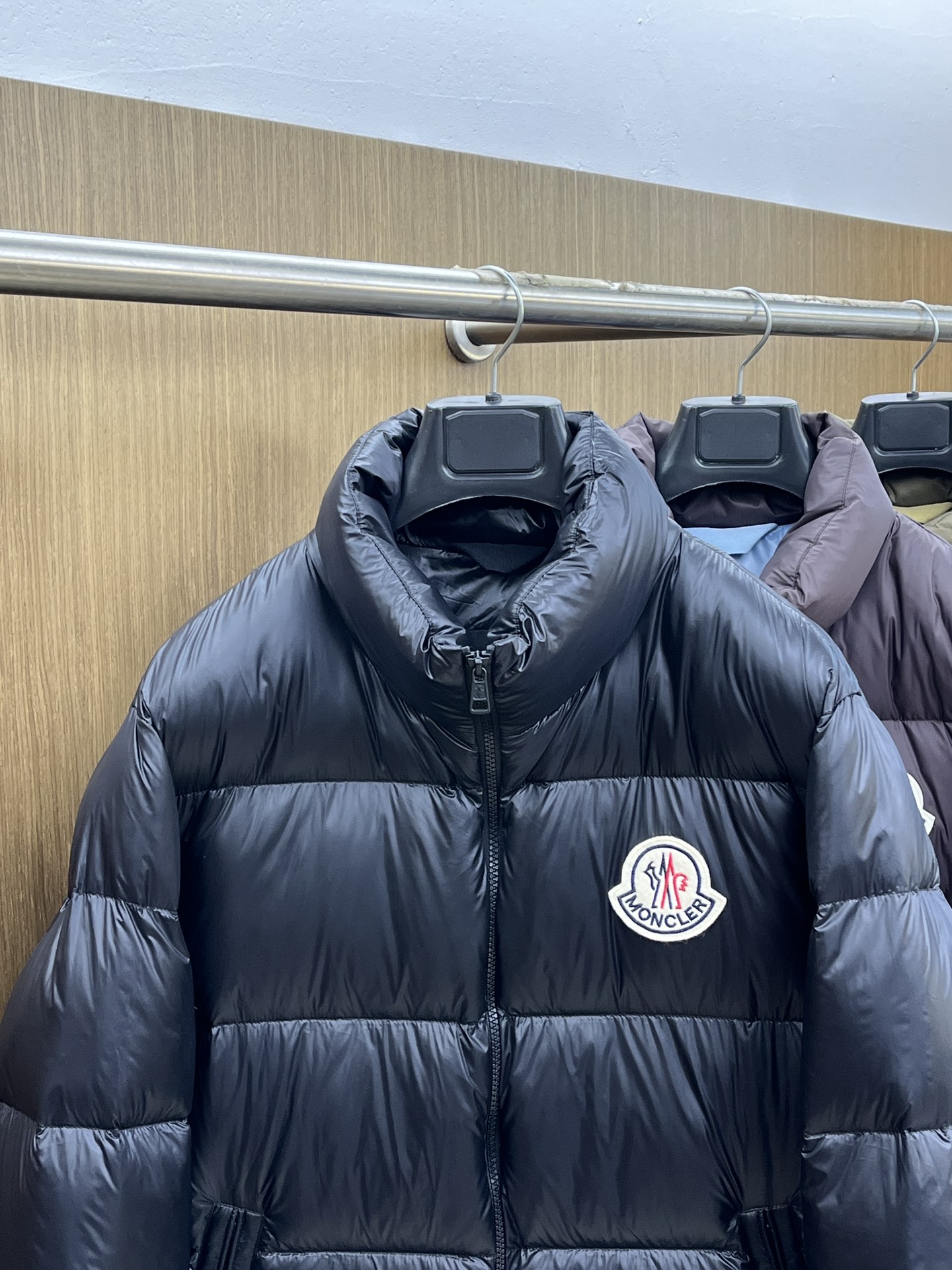 秋冬羽绒 Mon 🔥🔥最新款时尚设计师款羽绒外套❤️‍🔥立领羽绒服，胸口经典logo爆款羽绒服，90#白