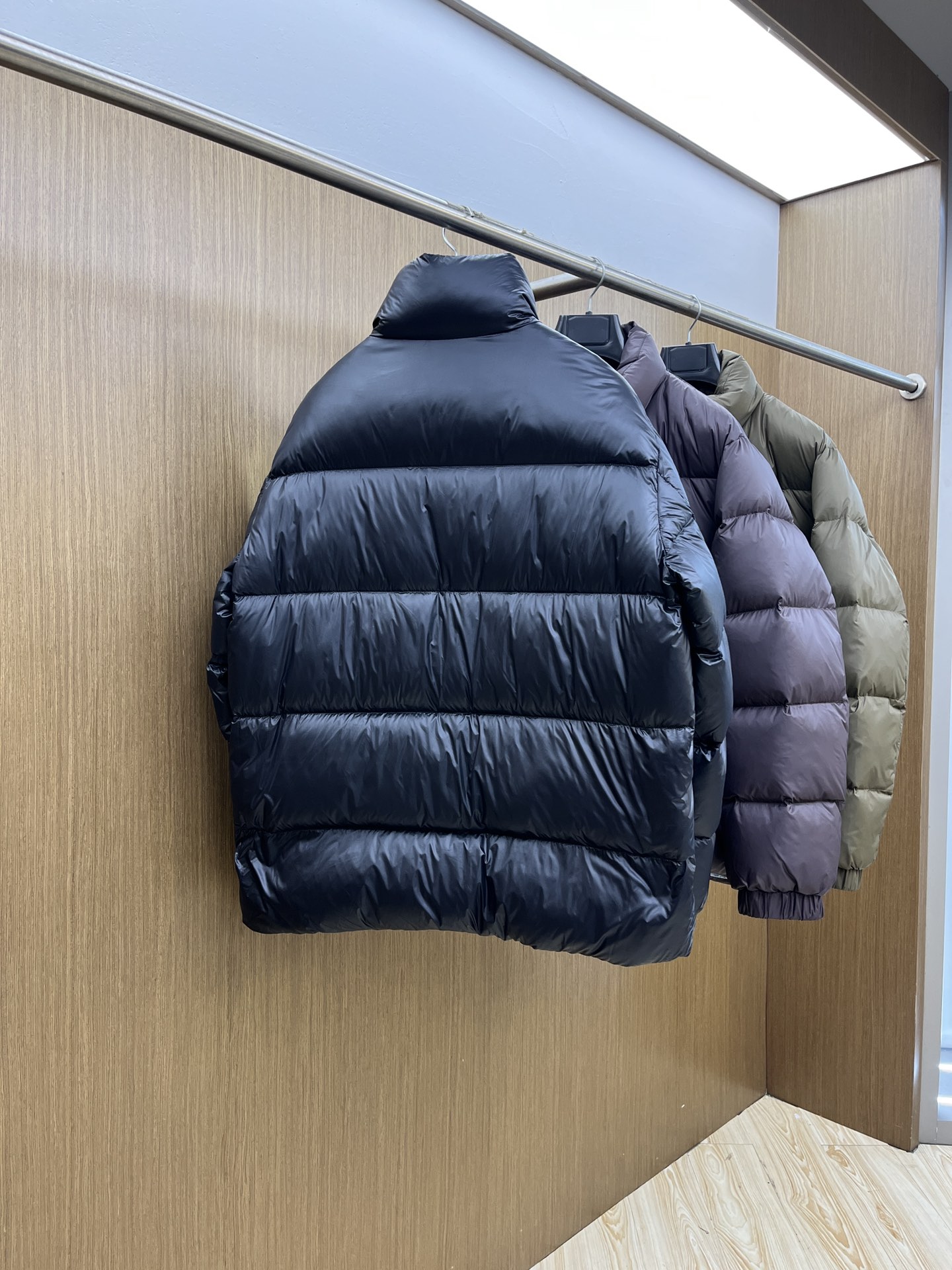 秋冬羽绒 Mon 🔥🔥最新款时尚设计师款羽绒外套❤️‍🔥立领羽绒服，胸口经典logo爆款羽绒服，90#白