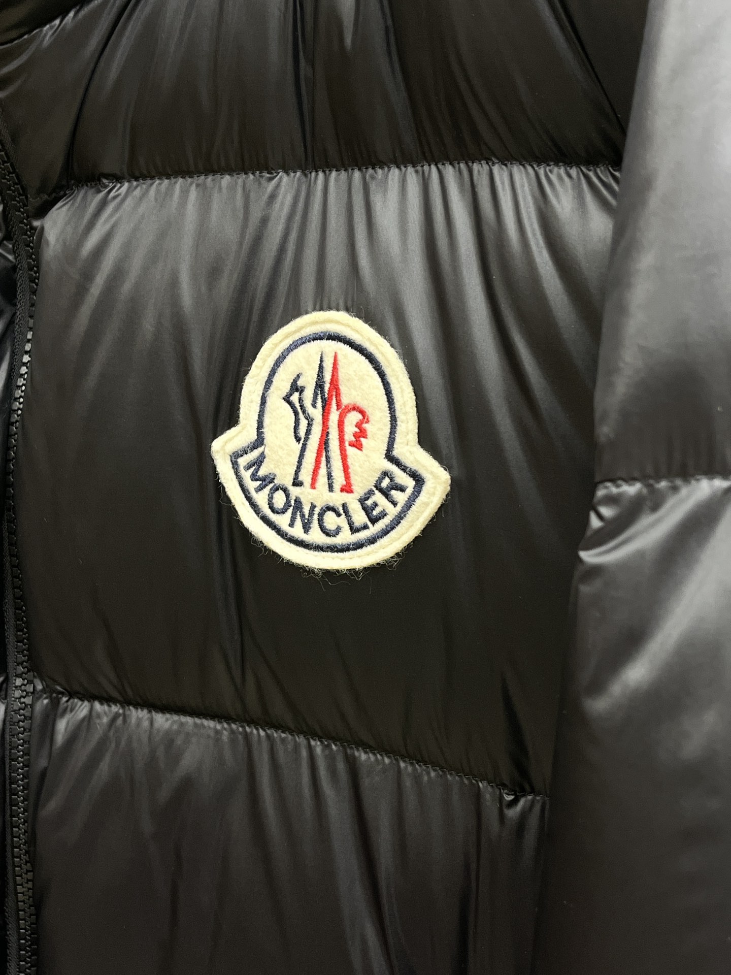 秋冬羽绒 Mon 🔥🔥最新款时尚设计师款羽绒外套❤️‍🔥立领羽绒服，胸口经典logo爆款羽绒服，90#白