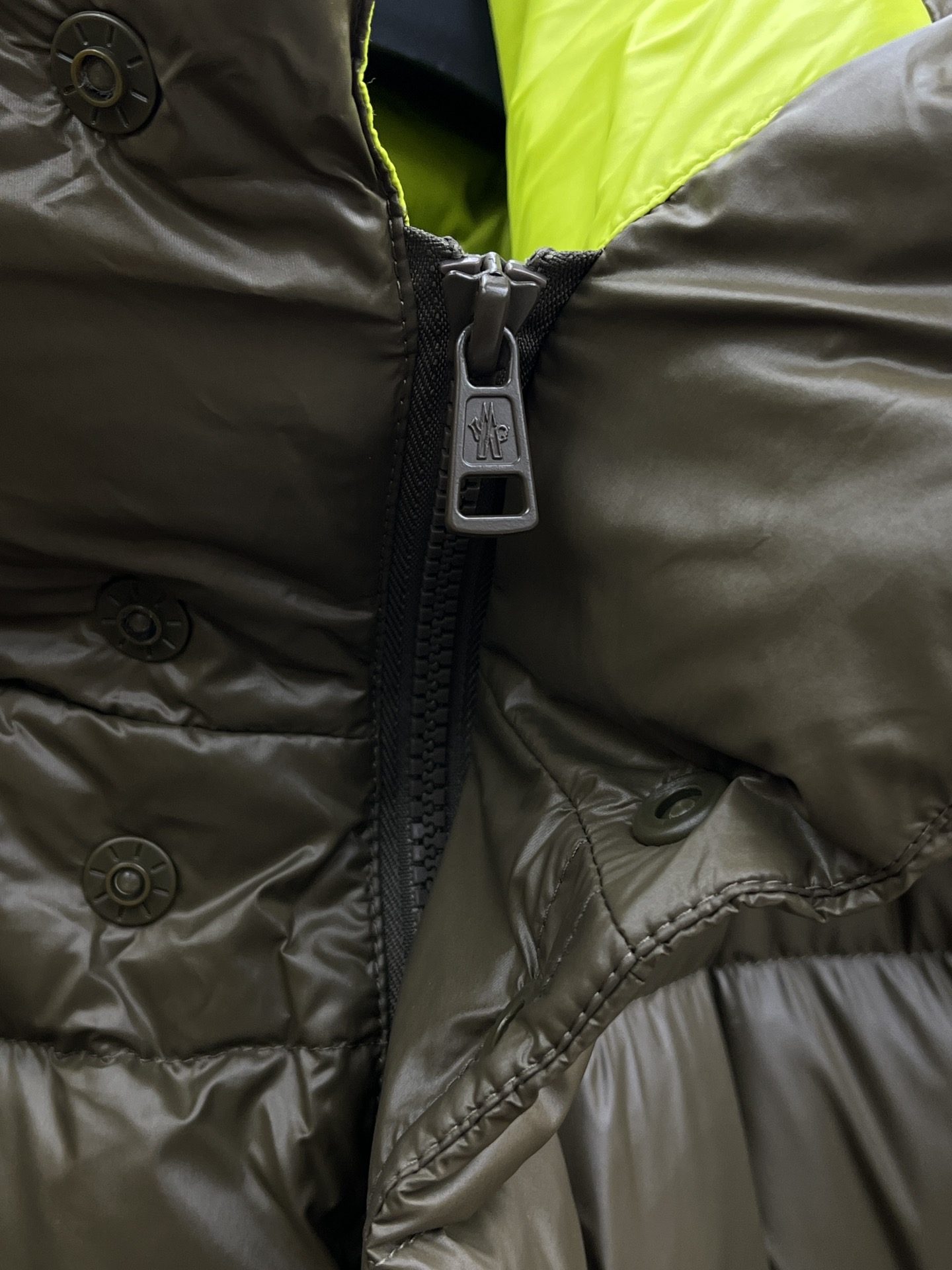 秋冬羽绒 Mon 🔥🔥最新款时尚设计师款羽绒外套❤️‍🔥立领羽绒服，胸口经典logo爆款羽绒服，90#白