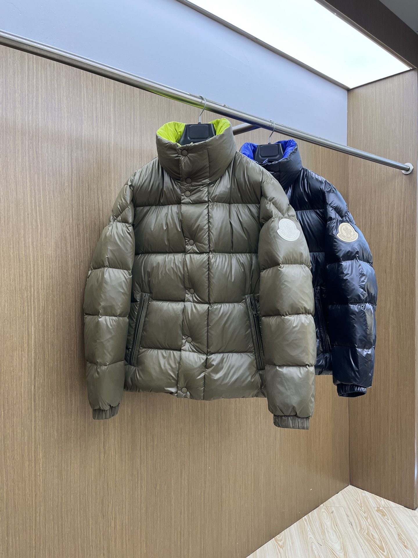 秋冬羽绒 Mon 🔥🔥最新款时尚设计师款羽绒外套❤️‍🔥立领羽绒服，胸口经典logo爆款羽绒服，90#白