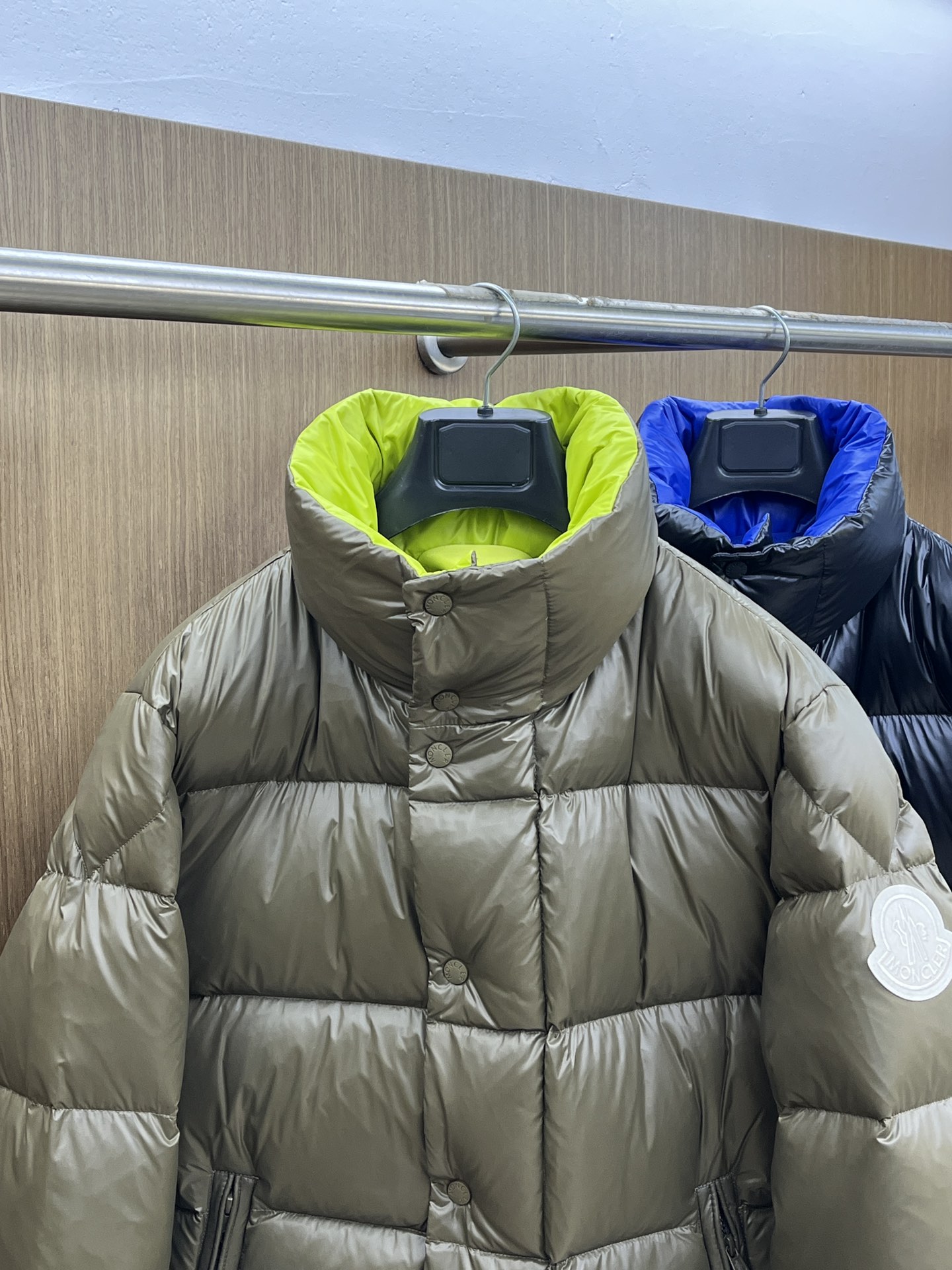 秋冬羽绒 Mon 🔥🔥最新款时尚设计师款羽绒外套❤️‍🔥立领羽绒服，胸口经典logo爆款羽绒服，90#白