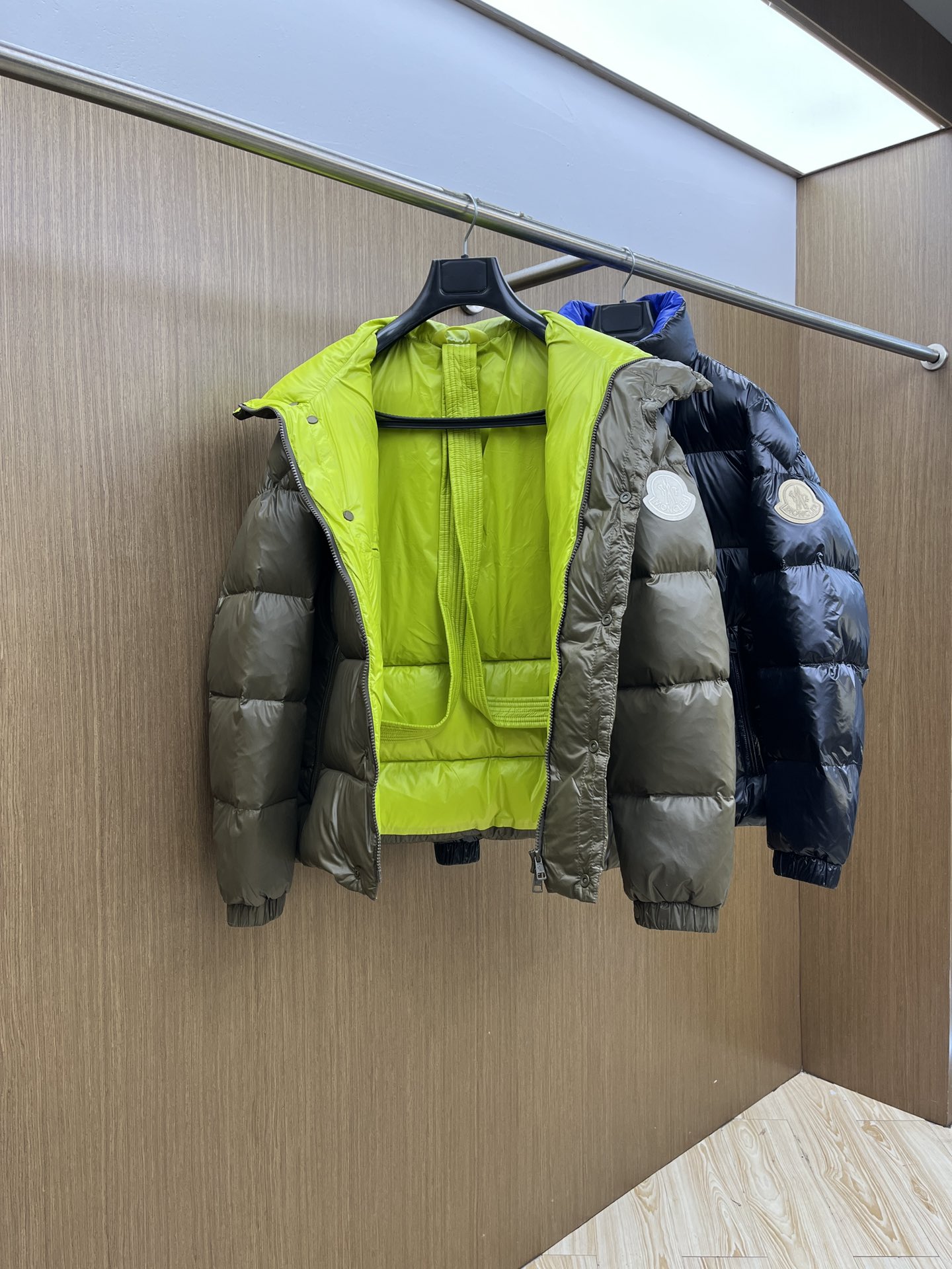 秋冬羽绒 Mon 🔥🔥最新款时尚设计师款羽绒外套❤️‍🔥立领羽绒服，胸口经典logo爆款羽绒服，90#白