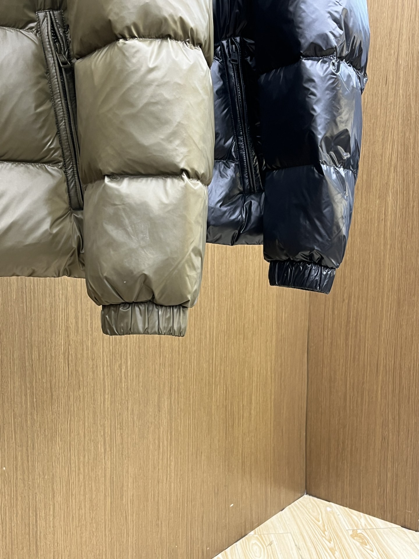 秋冬羽绒 Mon 🔥🔥最新款时尚设计师款羽绒外套❤️‍🔥立领羽绒服，胸口经典logo爆款羽绒服，90#白