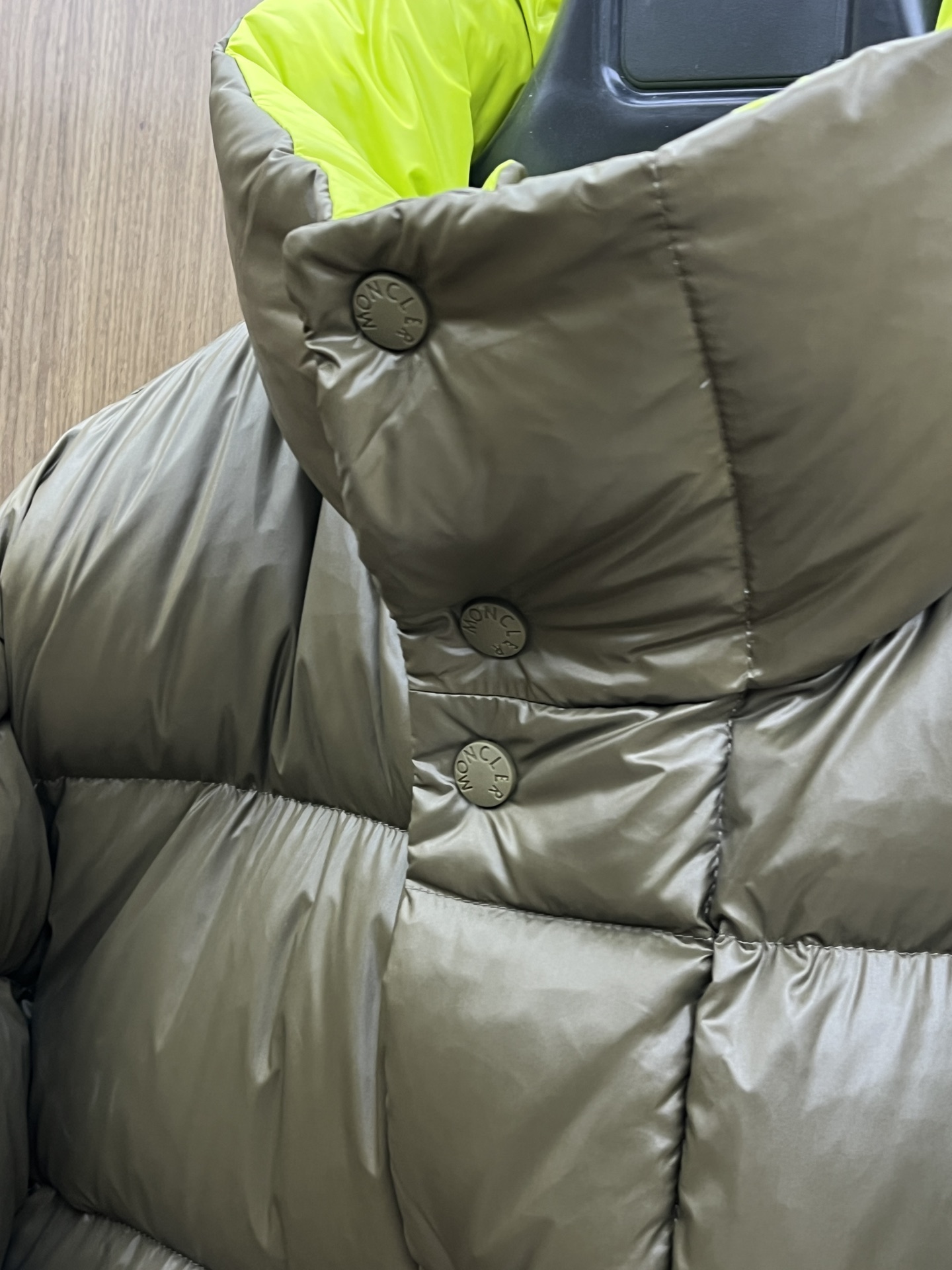 秋冬羽绒 Mon 🔥🔥最新款时尚设计师款羽绒外套❤️‍🔥立领羽绒服，胸口经典logo爆款羽绒服，90#白