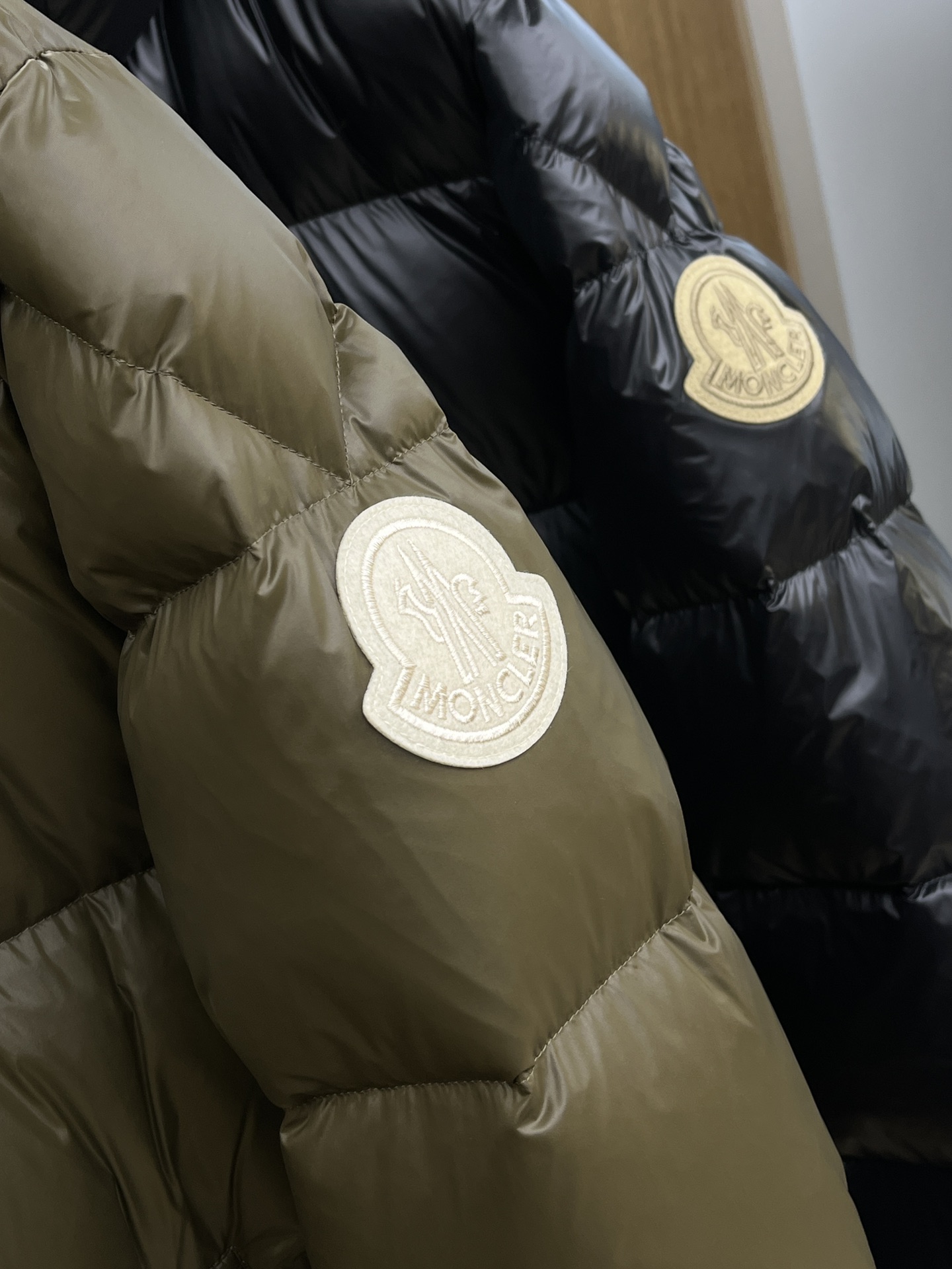 秋冬羽绒 Mon 🔥🔥最新款时尚设计师款羽绒外套❤️‍🔥立领羽绒服，胸口经典logo爆款羽绒服，90#白