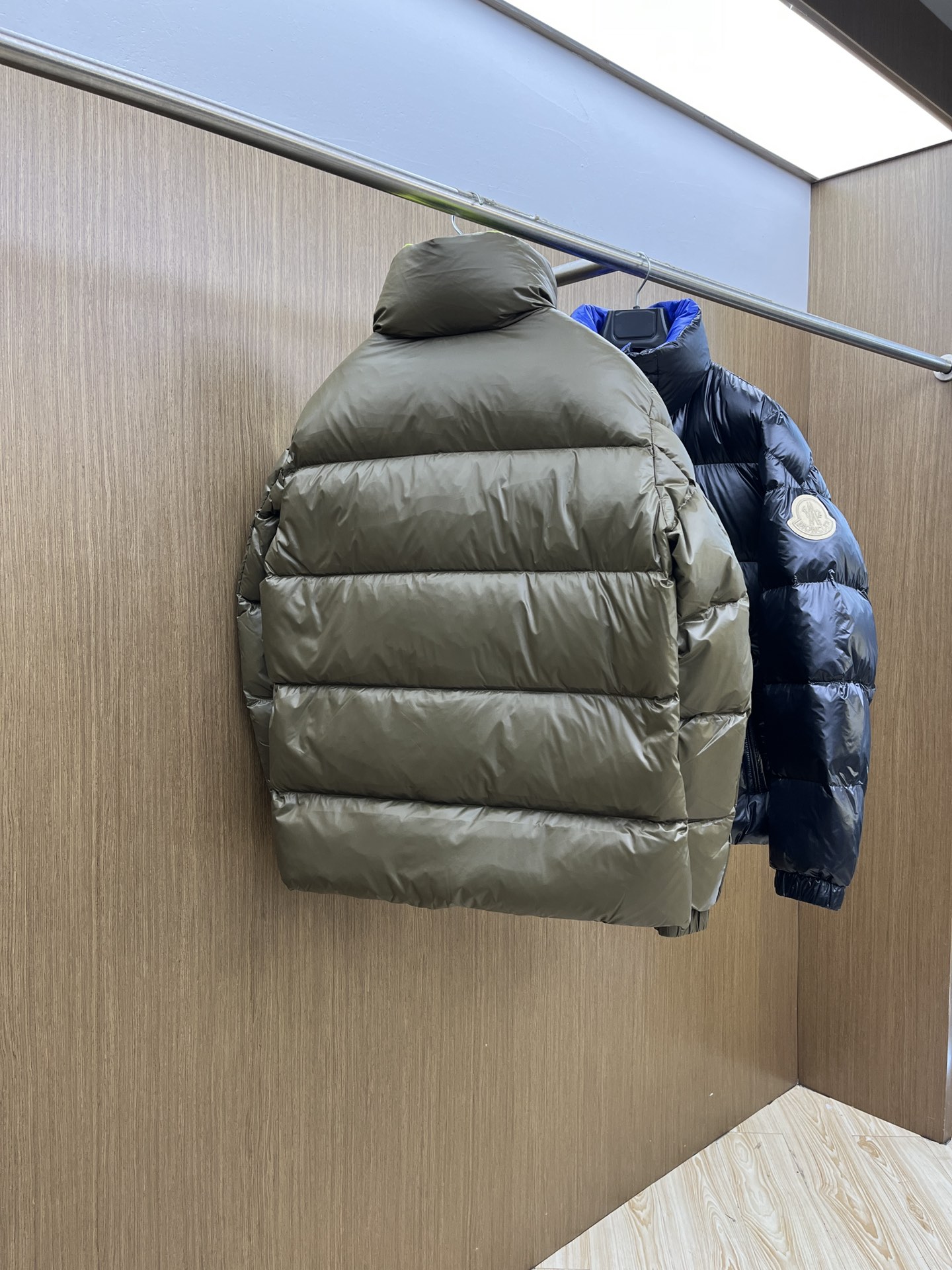 秋冬羽绒 Mon 🔥🔥最新款时尚设计师款羽绒外套❤️‍🔥立领羽绒服，胸口经典logo爆款羽绒服，90#白