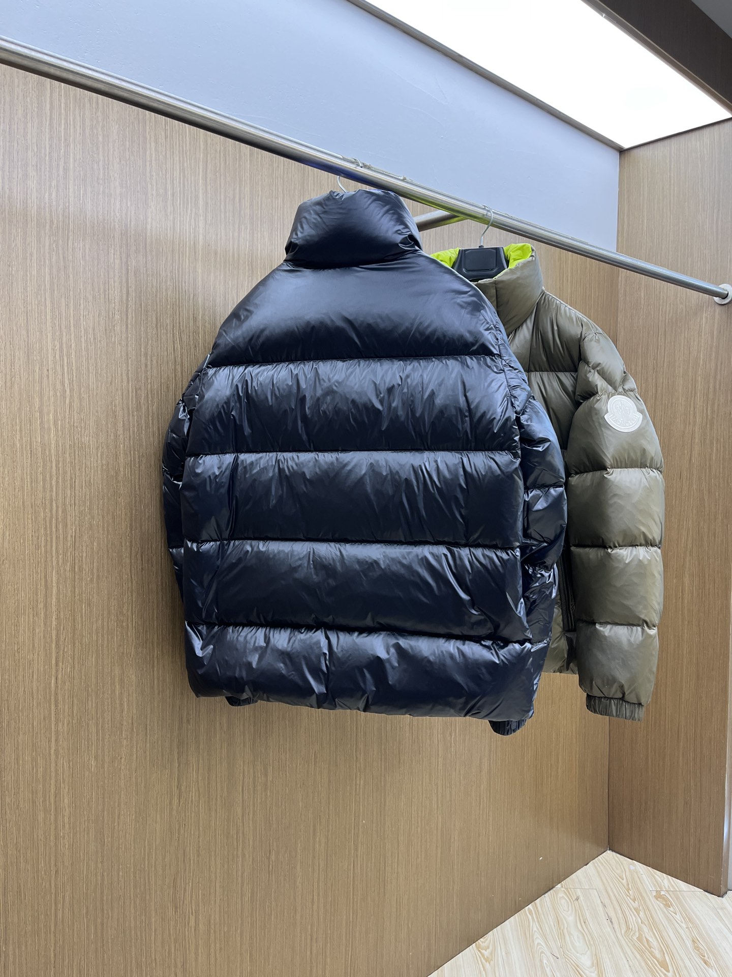 秋冬羽绒 Mon 🔥🔥最新款时尚设计师款羽绒外套❤️‍🔥立领羽绒服，胸口经典logo爆款羽绒服，90#白